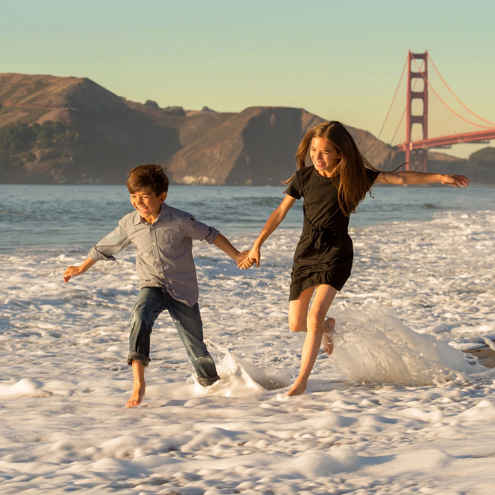 MV1_6834 bro n sis running B Beach SQ.jpg