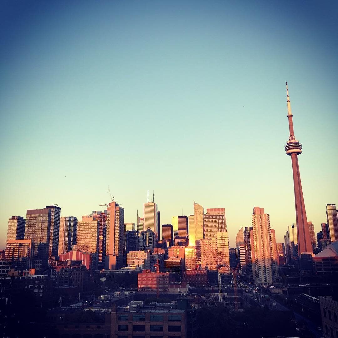 Finally reached the last stop on our trip: #toronto .
.
.
#rooftop #sunset #skyline #cntower .
.
#travelling #canada #fall #🍁