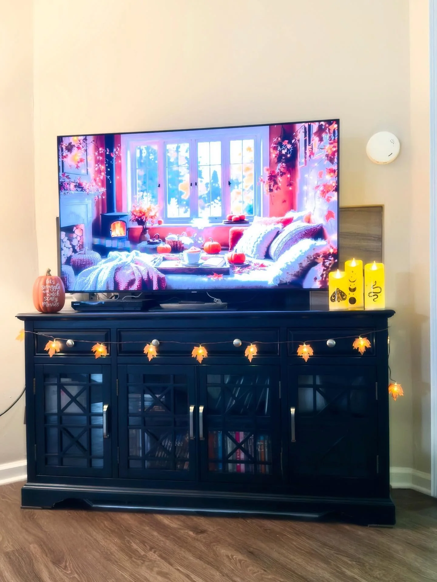 My fall decor is up and I love it so much 🍂🍁🍂