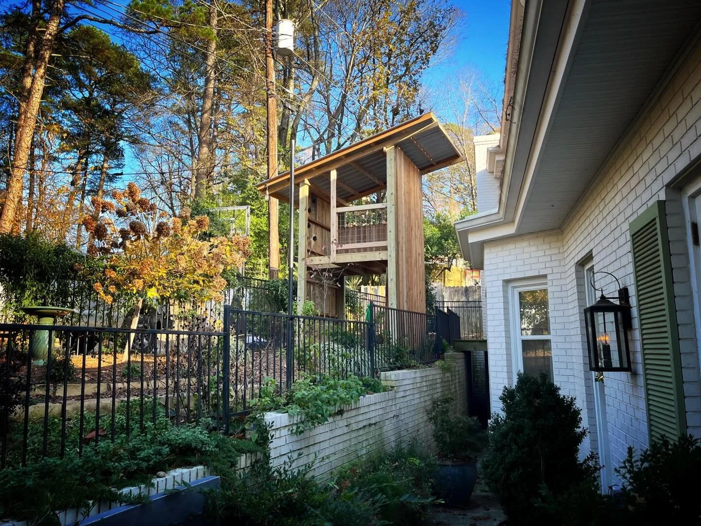 Super tiny treehouse tucked in the quiet corner of a family&rsquo;s garden