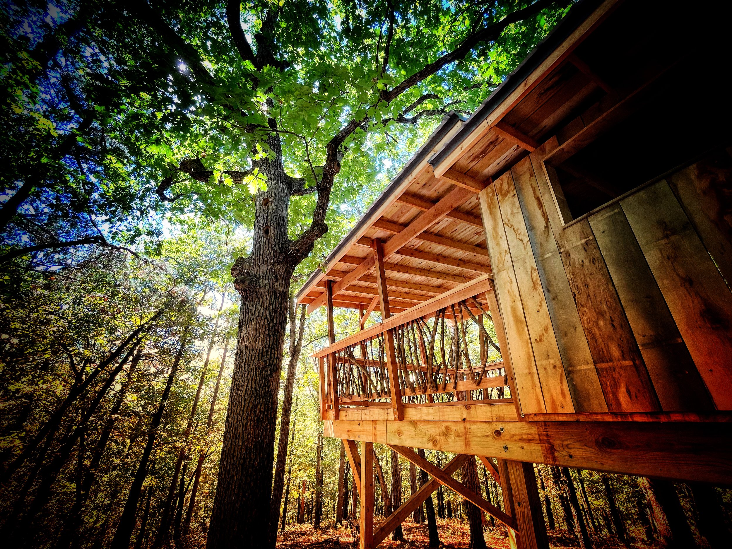 Milled Oak Treehouse - Beaver Lake, Arkansas