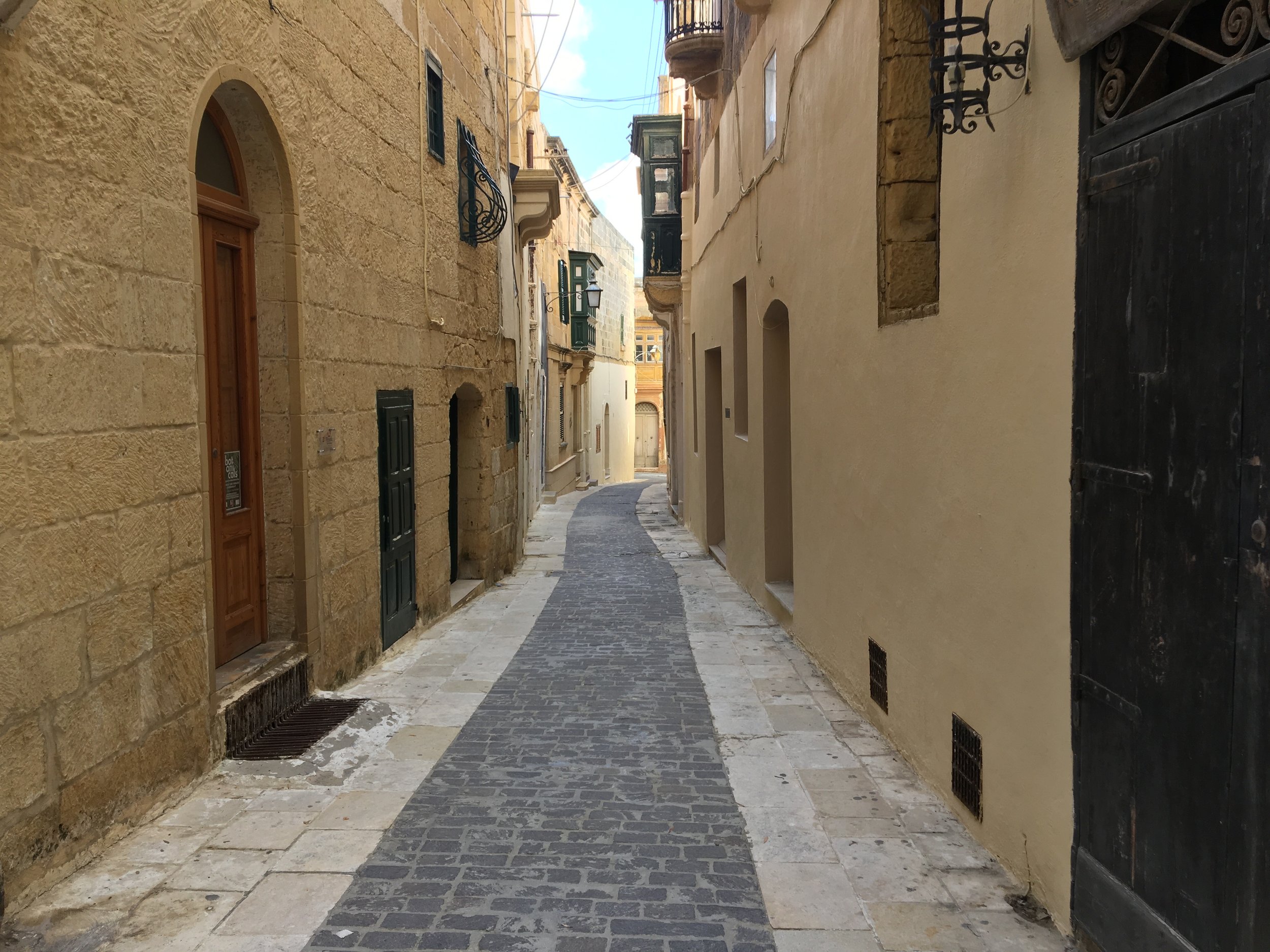 Yellow sandstone houses are typical of the whole island