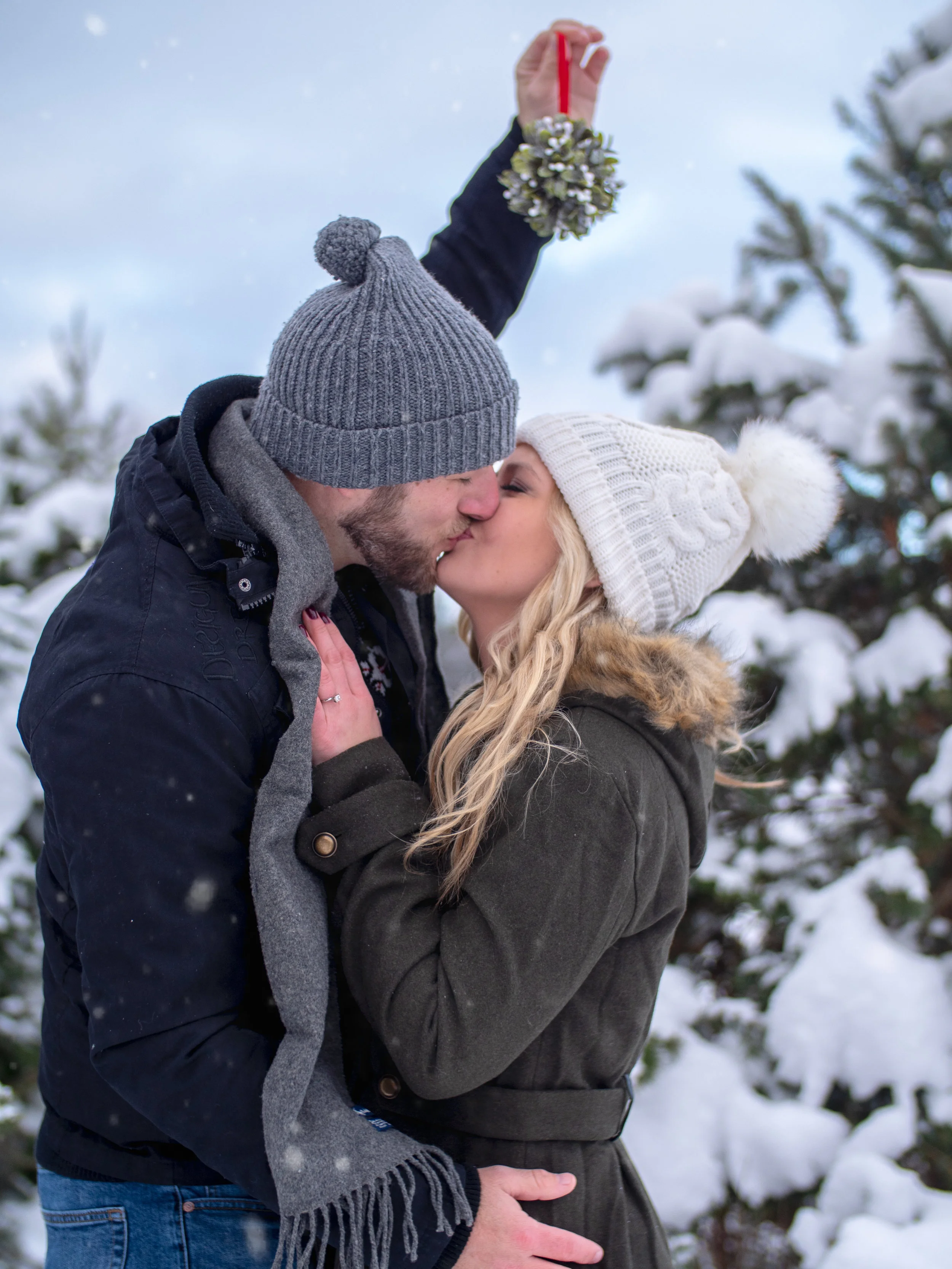 kiss photography snow cold