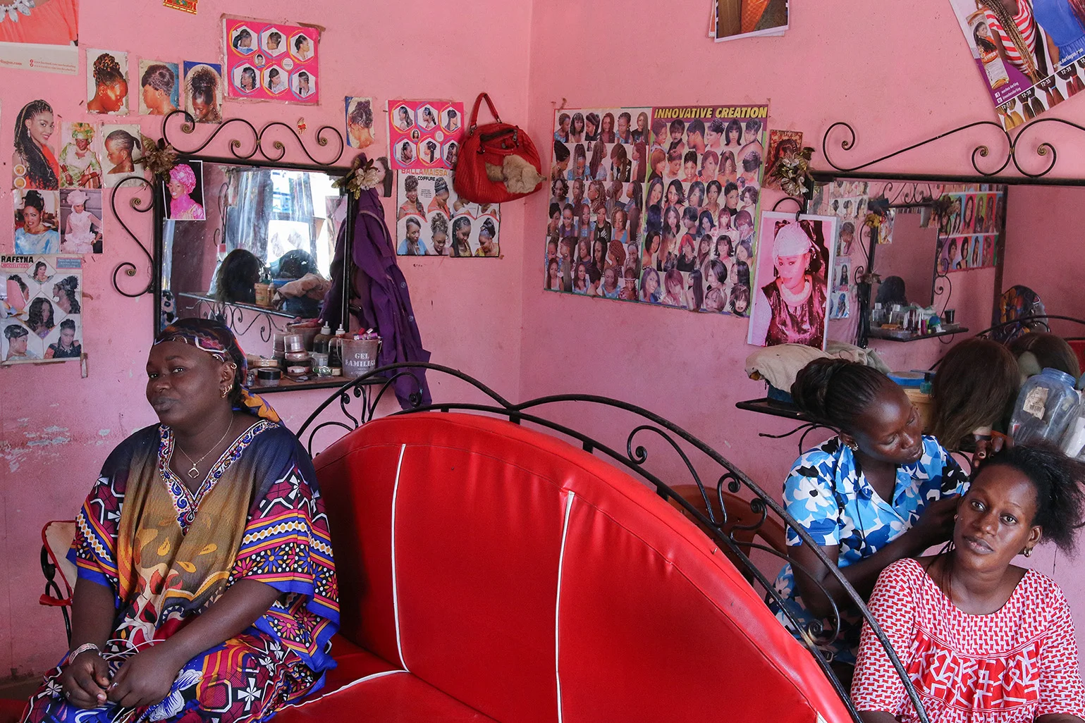 A hairdressing salon in SICAP Mbao, one of the poorest quarters of the Senegalese capital Dakar. Ein Coiffeursalon in SICAP Mbao, einem der ärmsten Quartiere der senegalesischen Hauptstadt Dakar.