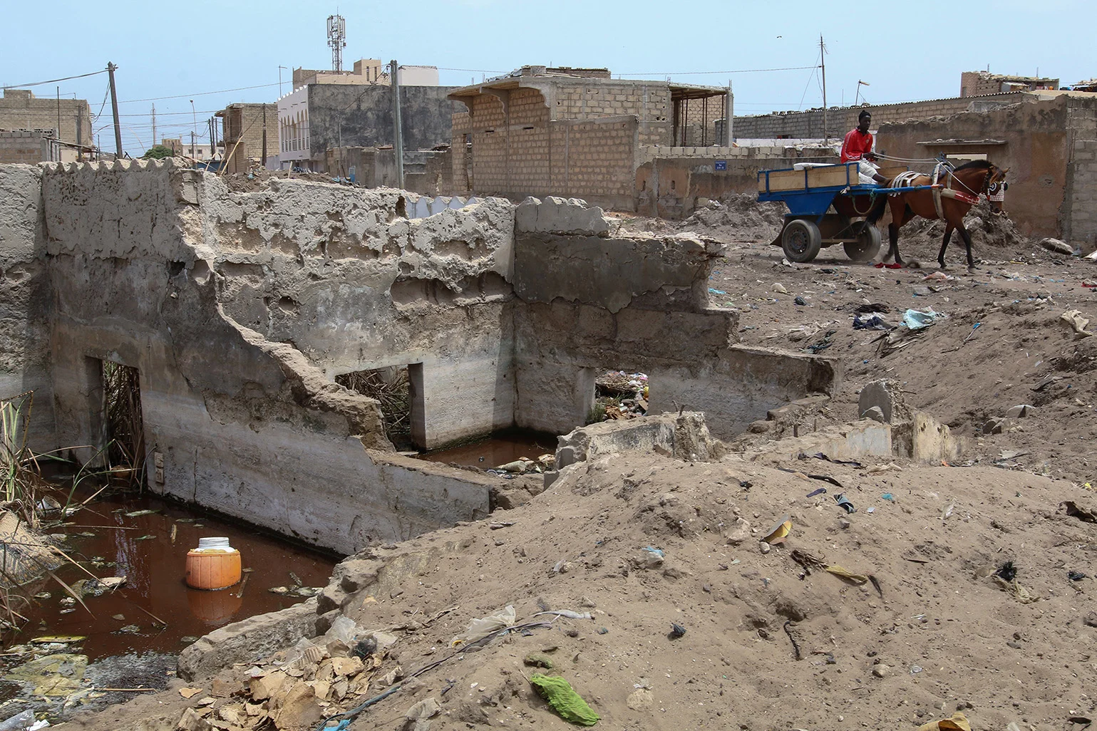 In SICAP Mbao there are regular floods during the rainy season. The water destroys the houses and families lose their belongings. In SICAP Mbao kommt es während der Regenzeit regelmässig zu Überschwemmungen. Das Wasser zerstört die Häuser, Familien verlieren ihr Hab und Gut.