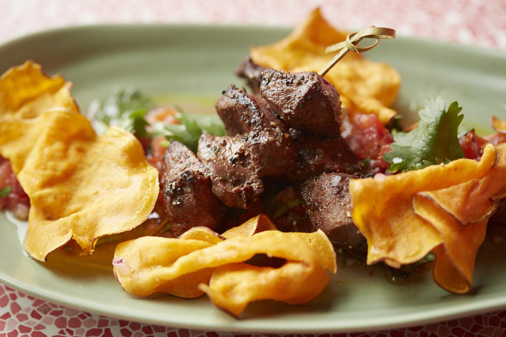 Brochettes de cœur avec chips de patate douce et salsa tomate