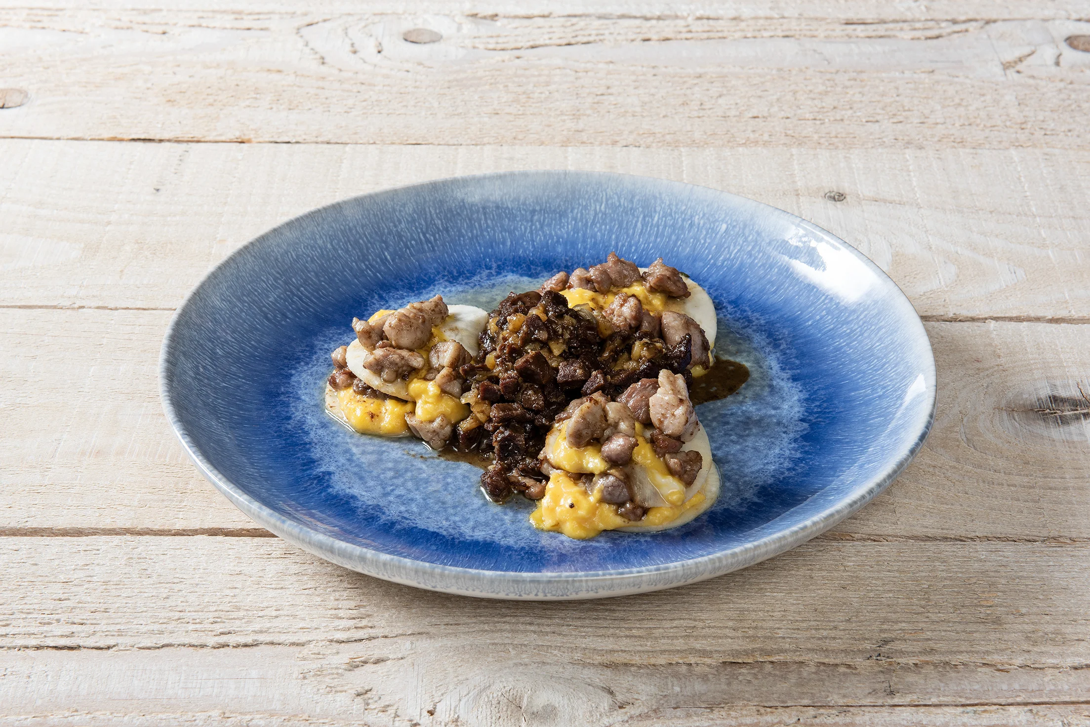 La recette de Bartosz Bogacz réinterprète la cuisine polonaise. Il associe le plat classique à base de cœur et de ris de veau à un œuf brouillé, avec un faux raviolo au céleri. C’est non seulement moderne et durable, mais aussi très savoureux!