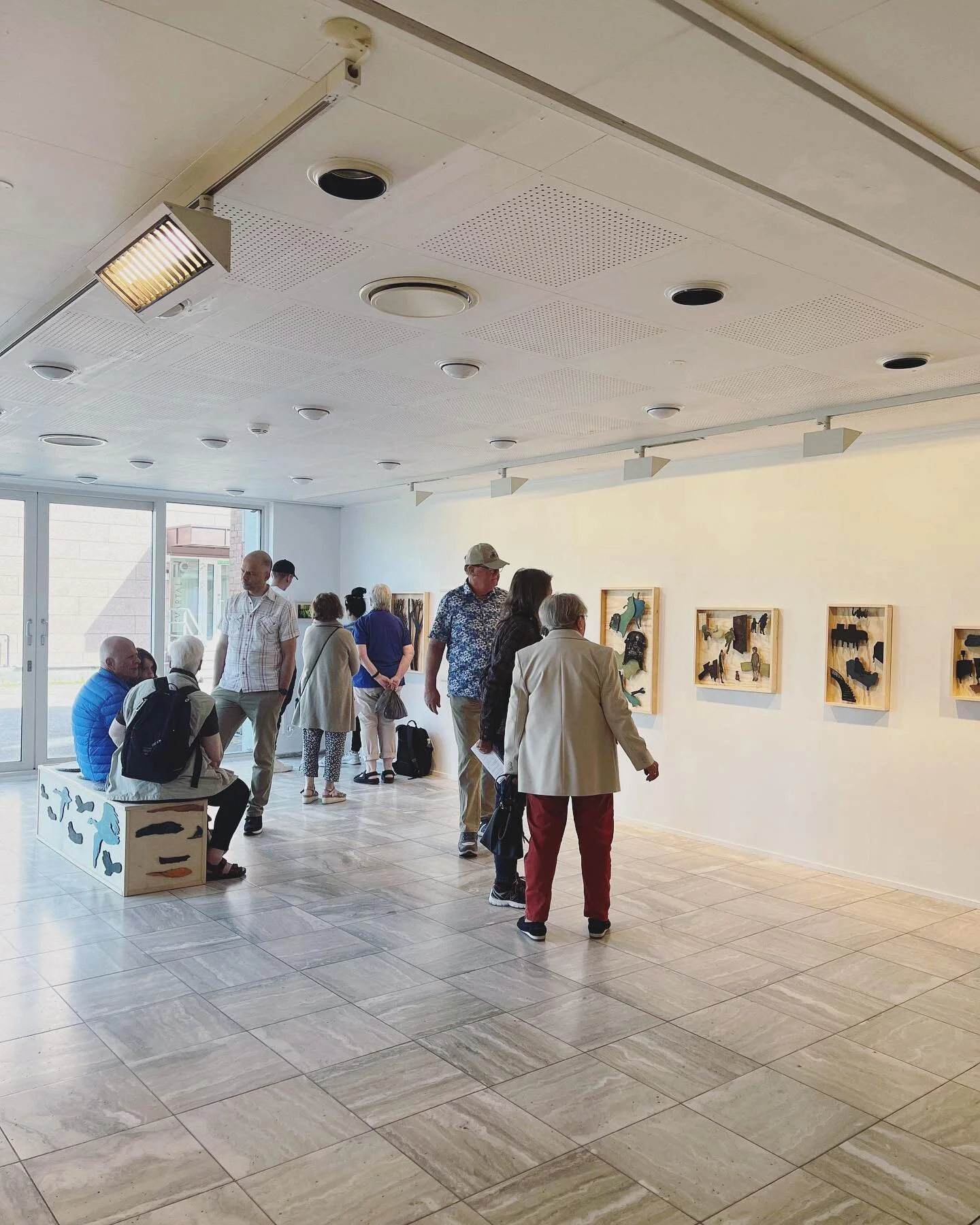 Tusen takk til alle som kom p&aring; utstillings&aring;pningen i Sandefjord Kunstforening i g&aring;r!🥳 Utstillingen st&aring;r frem til 11. juni.  @sandefjord_kunstforening 
.
.
.
#utstilling #exibition #exibitionopening #utstillings&aring;pning #v
