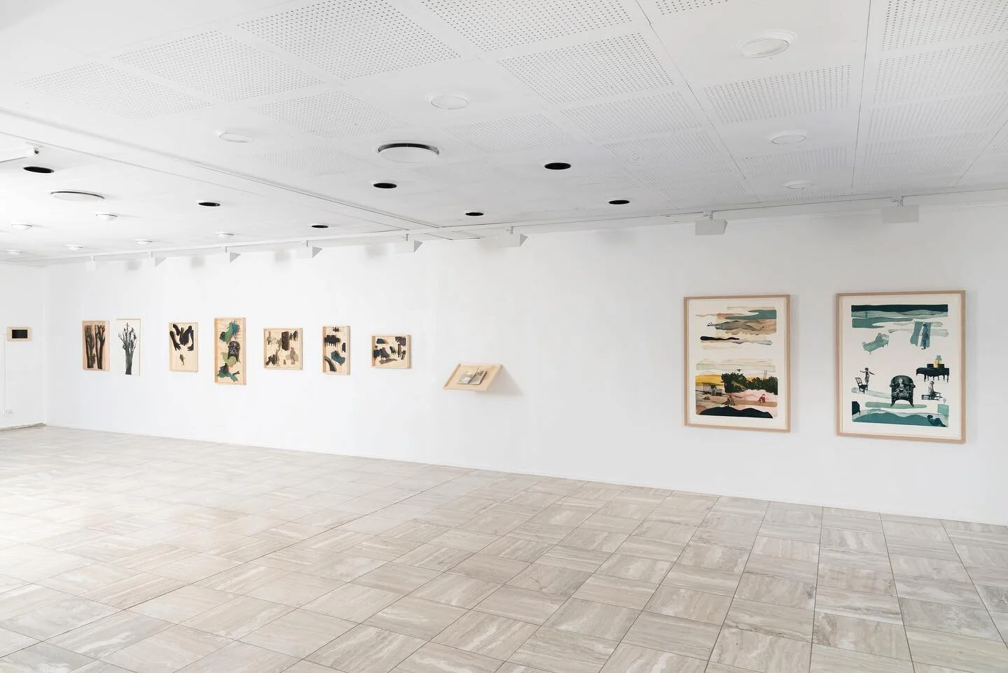 Siste dag med utstillingen &laquo;G&aring; gjennom rom &aring; m&oslash;te skyggene&raquo; i @sandefjord_kunstforening ! &Aring;pent fra 12-16 ☀️
Foto: &Oslash;ystein Thorvaldsen 
.
.
.
#artexibition #exihibition #gallery #printmaking #woodcut #woods