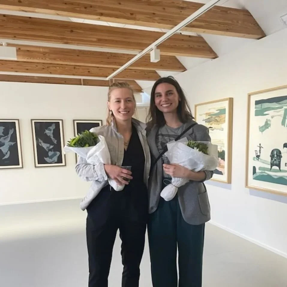 Tusen takk til alle som kom p&aring; utstillings&aring;pning i dag p&aring; Galleri Blaker Skanse!🙏🥂 

Utstillingene &laquo;Fragmenter&raquo; av Erika Reed @fremmedart og min utstilling &laquo;From the Dream We Never Wake&raquo; st&aring;r frem til