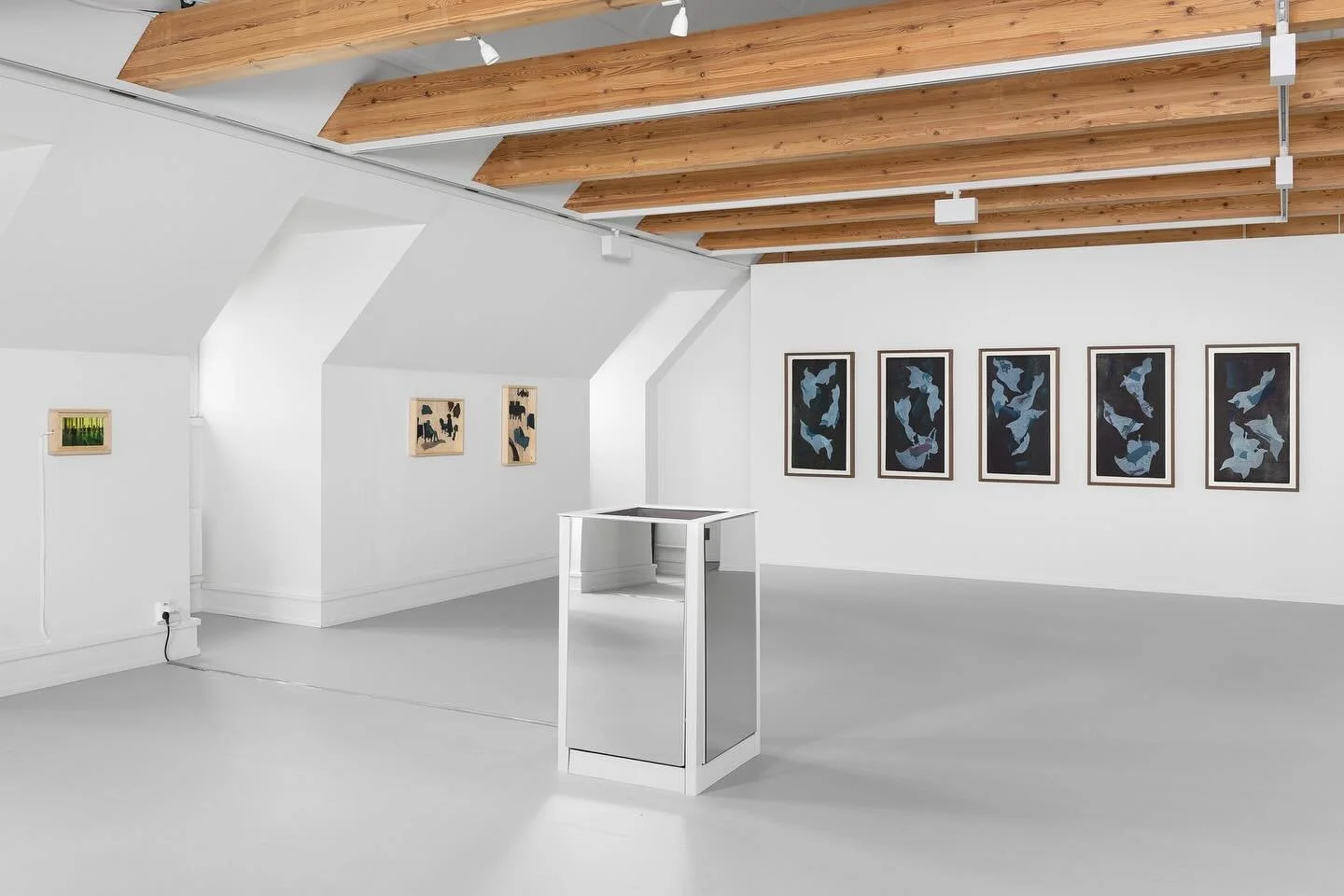 Siste helg med utstilling:
Denne helga, 4. og 5 mai, er siste helg jeg stiller ut i Galleri Blaker Skanse, sammen med Erika Reed @fremmedart 🔥

Her viser jeg utstillingen &laquo;From the Dream We Never Wake&raquo; med arbeider i grafikk, animasjon, 
