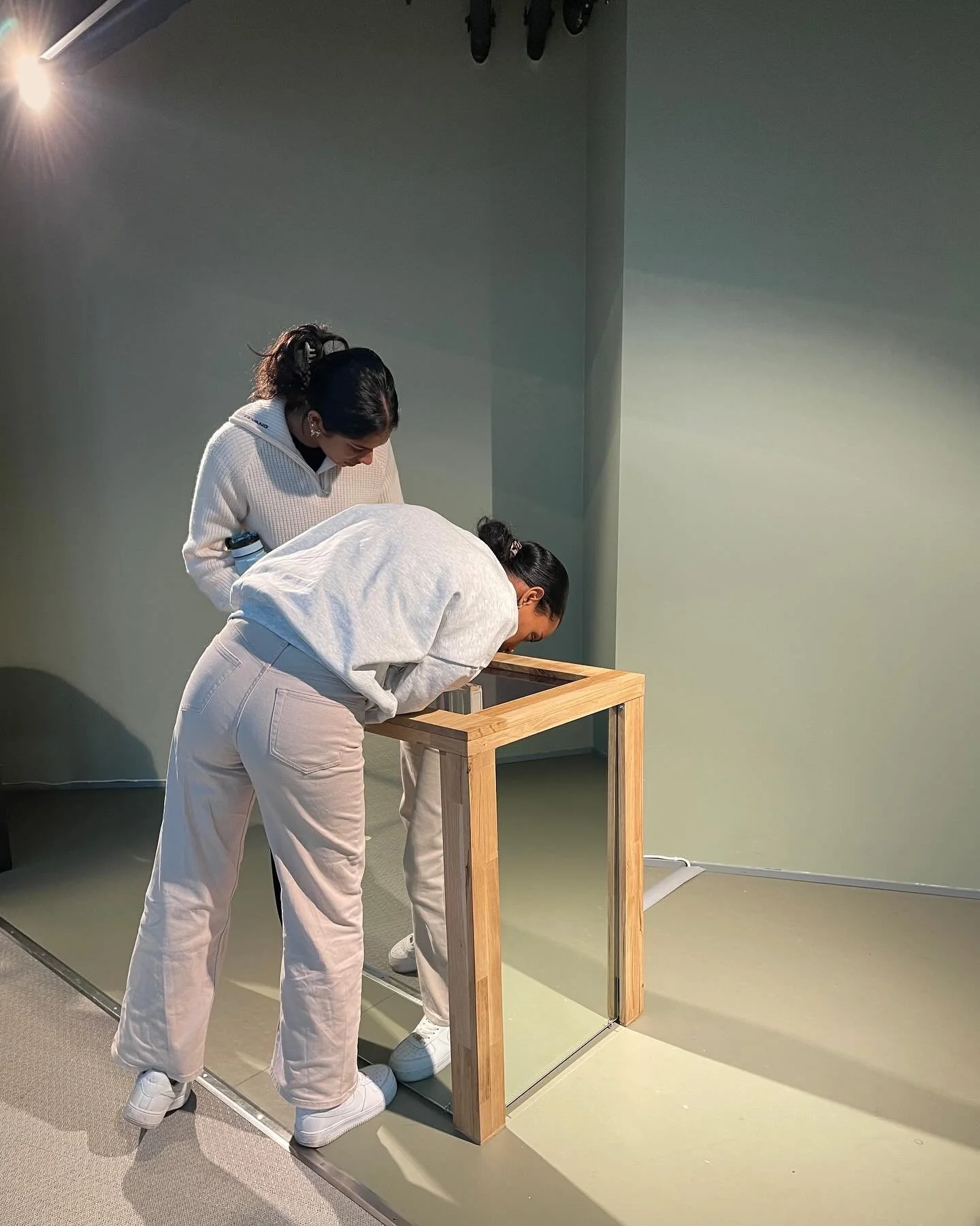 P&aring; Deichman Bj&oslash;rvika stiller jeg ut arbeidet &laquo;From the Dream We Never Wake&raquo;. En installasjon med h&aring;ndlagede figurer og video. 

Det st&aring;r utstilt og &aring;pent for alle i 3. etg p&aring; vei til &laquo;Folkeverkst