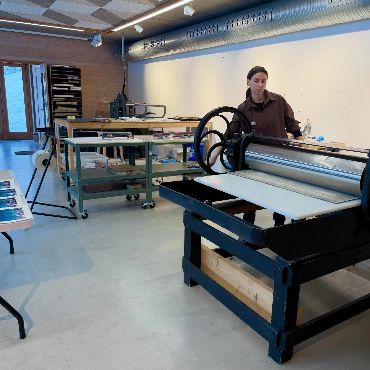 Arbeid i verkstedet p&aring; Leveld Kunstnertun AiR ❄️ Etter en full kursuke ble det ogs&aring; litt tid til &aring; trykke egne plater i kunstnartunets flotte grafikkverksted!

//

@kunstnartun #printmaking #multicolorprint #grafikk #printmakingstud