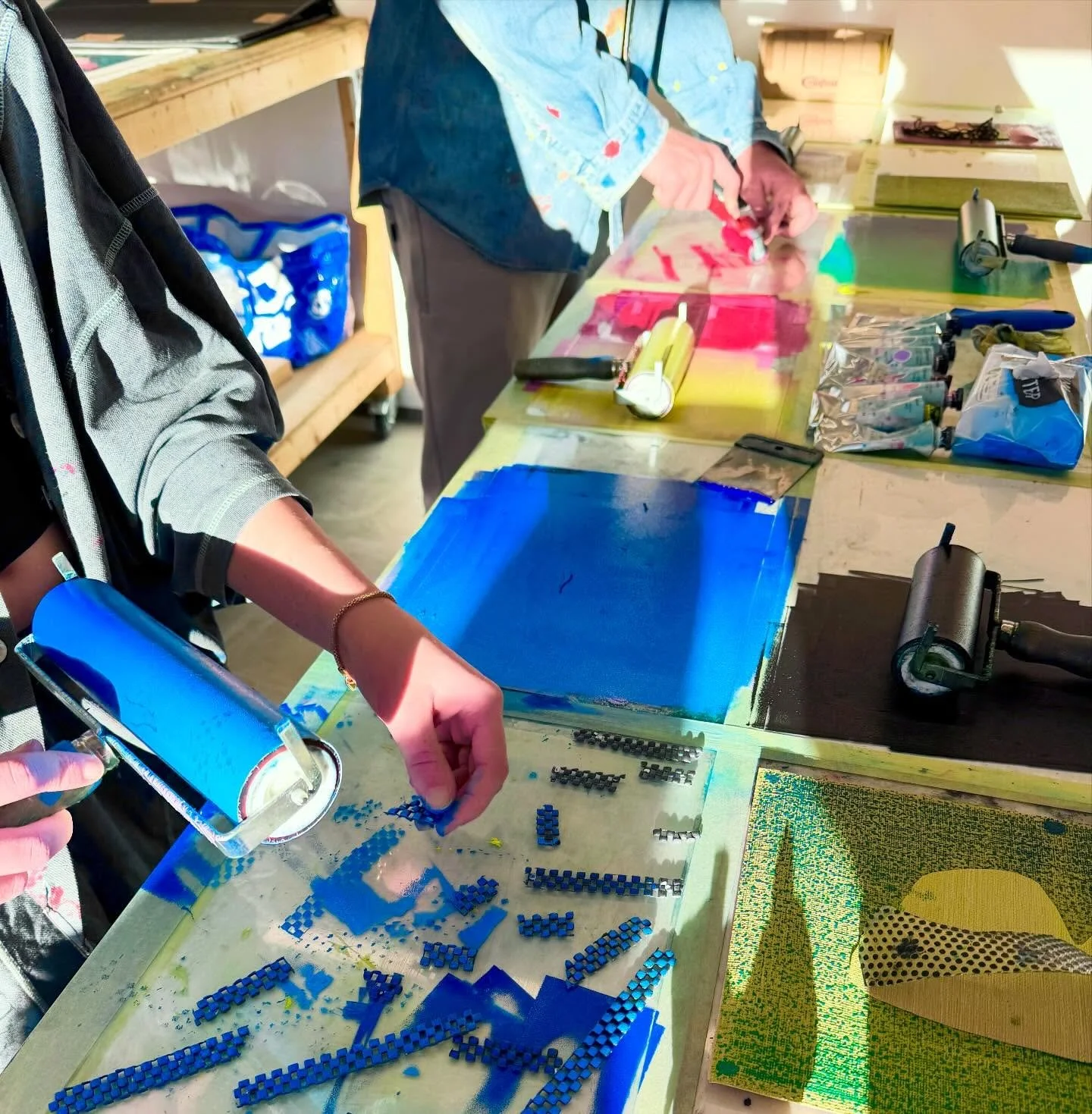 Fine dager som trykkeinstrukt&oslash;r under &laquo;Nesch og ungane&raquo; p&aring; Leveld Kunstnartun🎨

Workshop i samarbeid med Leveld Kunstnartun og &Aring;l kommune. Stor skaperglede hos kreative skolebarn fra b&aring;de 4. og 10. klasse!✨ 

Ele