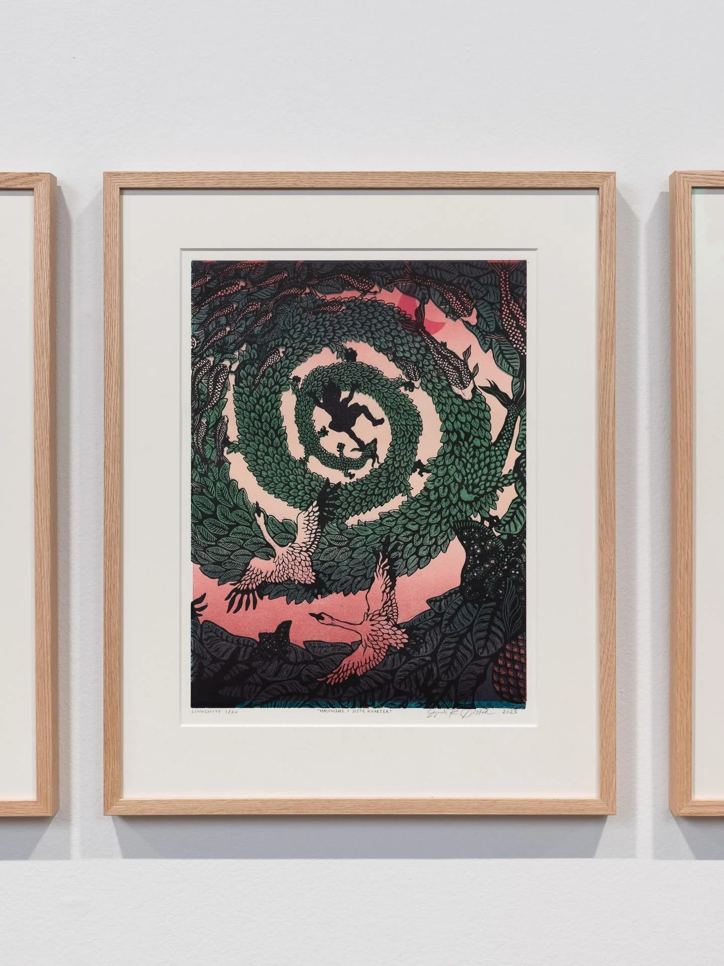 Fra Gamle Munch Kunsthall, h&oslash;sten 2025 🌝 

Serie i linosnitt &laquo;De &aring;tte m&aring;nefasene&raquo; og animasjonsfilm projisert p&aring; min gamle barneseng. 
Fra utstillingen Jorden slo flammer.

Foto: Istvan Virag / KUNSTDOK

//

#lin