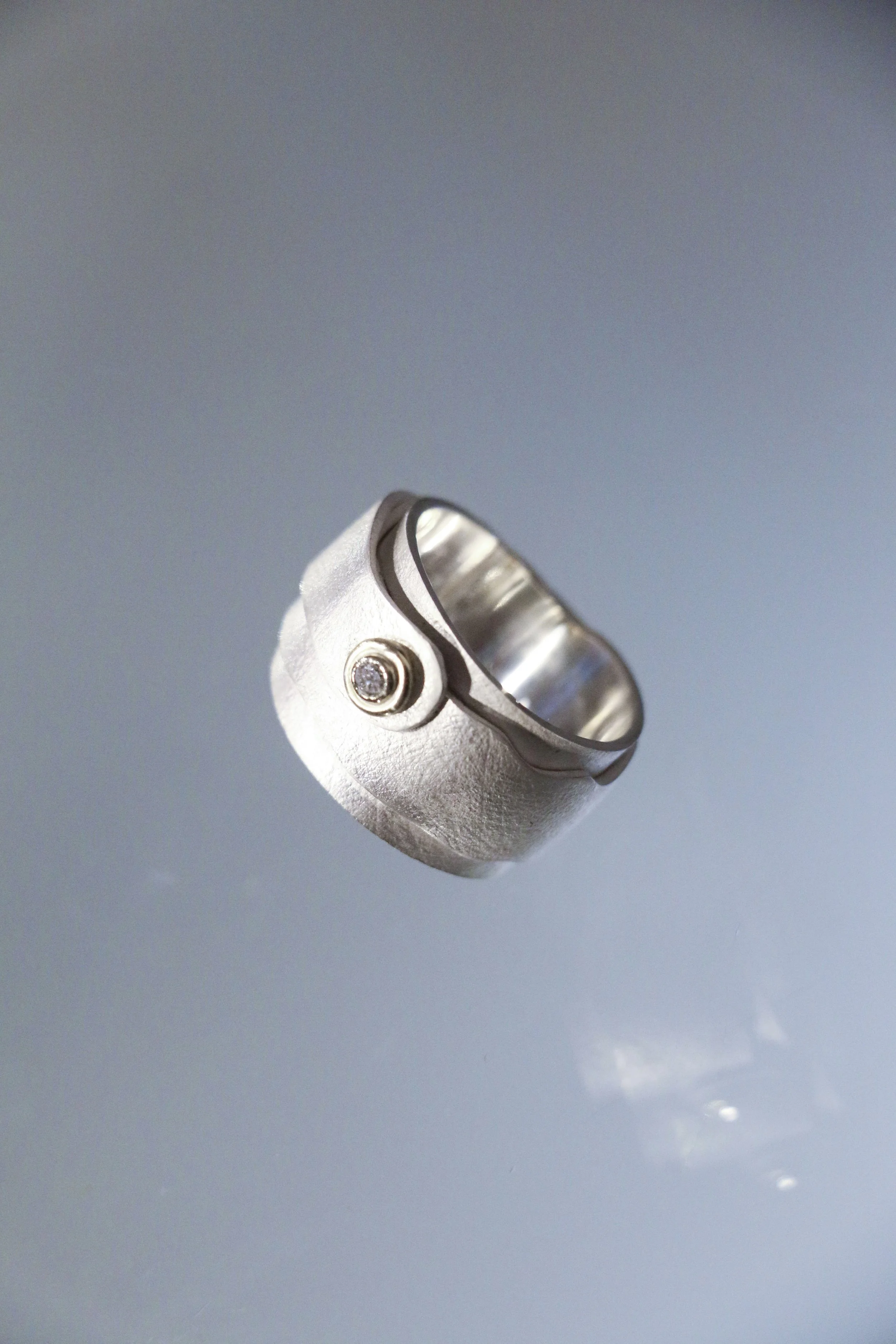 Ring – Silber mit Brillant in Goldfassung