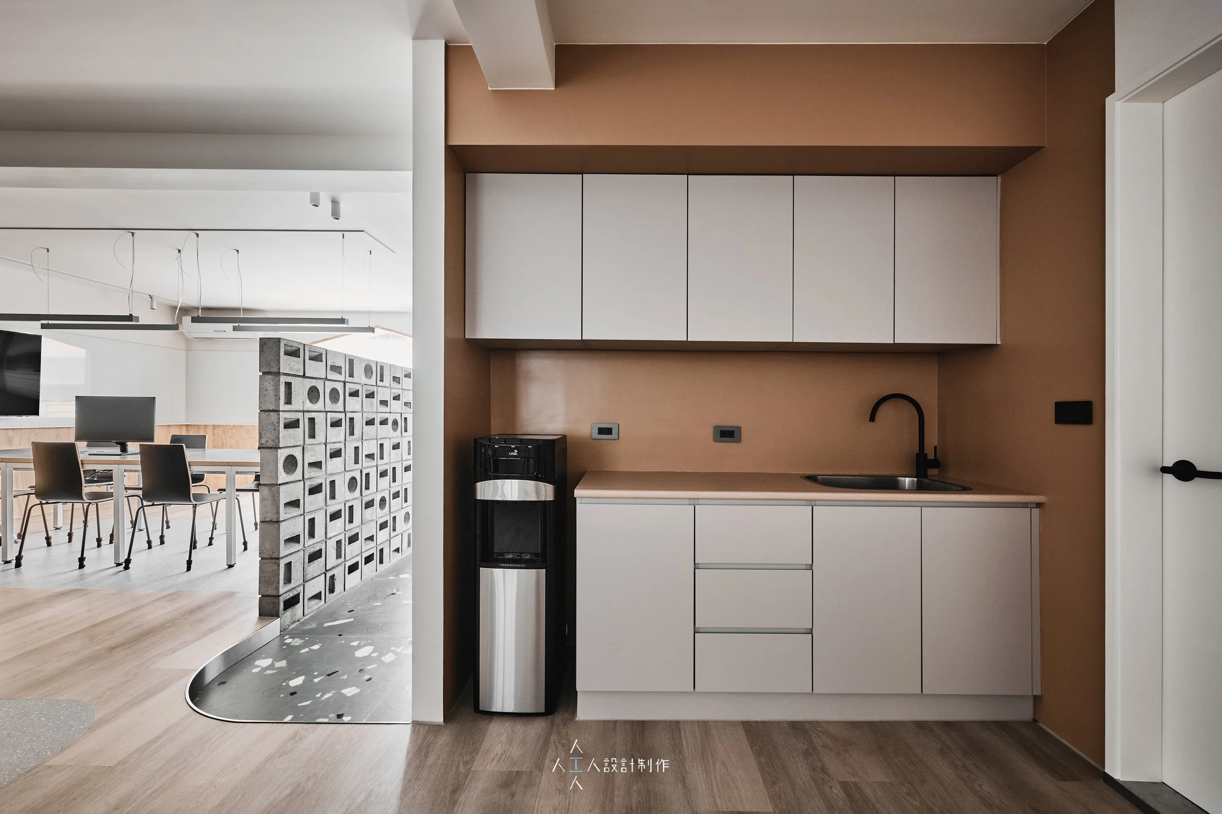  本案坐落於台北內湖區的舊公寓裡，在疫情時期遠距辦公的趨勢日益增加，為了順應後疫情時代的變化，我們想打造一個多元的共享空間，希望可以不受拘束的作為共享辦公室、課程教學等租借場地使用。 