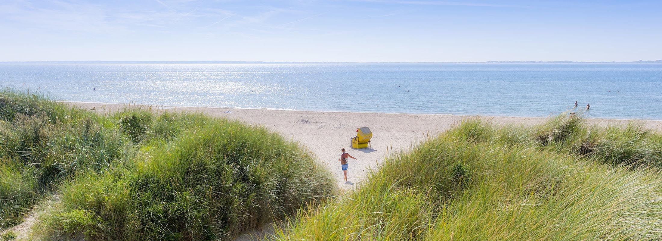 sonniger-strand-mit-duenengras-in-nieblum-auf-der-insel-foehr.jpeg
