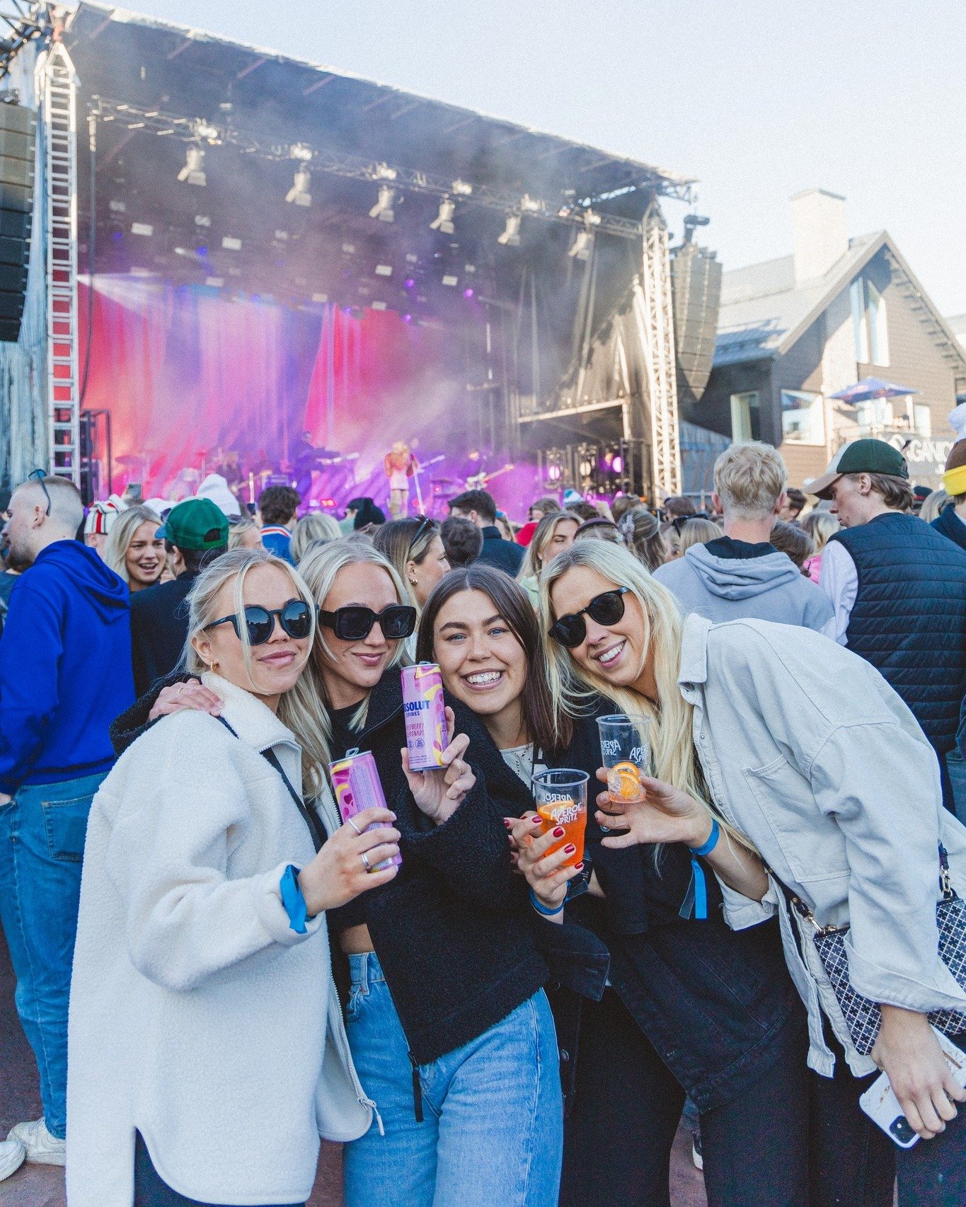 Biljetterna g&aring;r &aring;t s&aring; det &auml;r verkligen dags att s&auml;kra biljett och g&ouml;ra dig redo f&ouml;r en MAGISK HELG!!

Helgens program, biljetter, all info hittar ni p&aring; www.hogis.se 🎫☀️🗻🍻