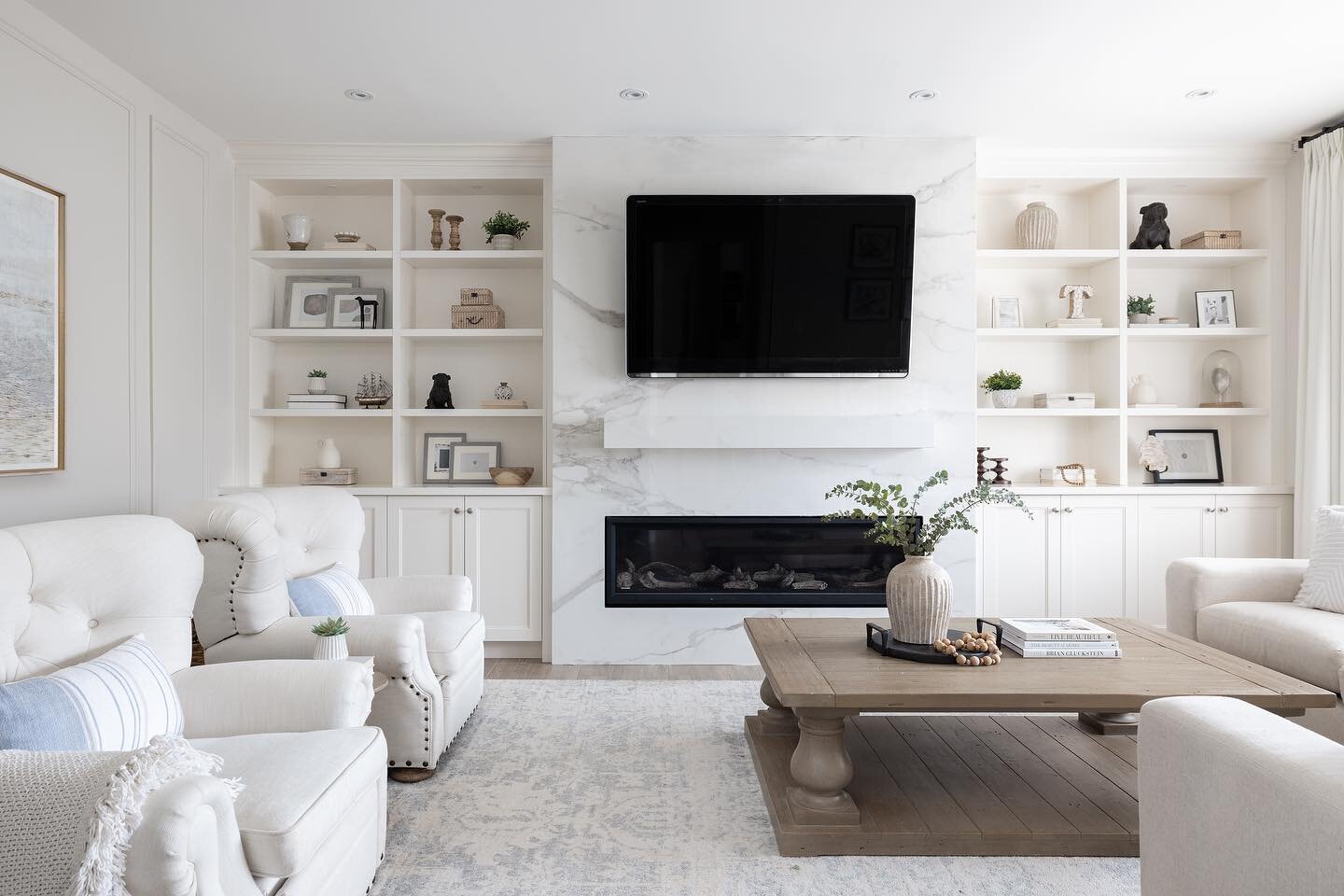 What a transformation! Swipe for the before photo of this family room -&gt; 
.
.
.
.
.
#jessicamendesdesign #beforeandafter #beforeandafterhomeedition #familyroomdecor #familyroomremodel #interiordesignertoronto #torontointeriordesign #torontointerio