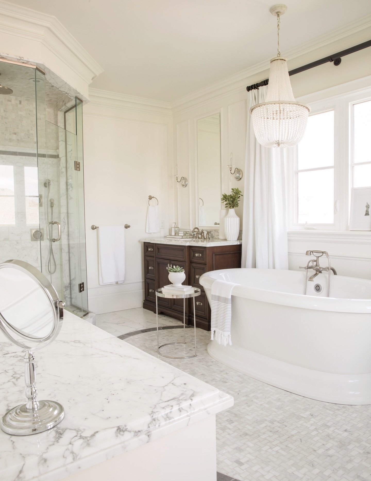 One of our first projects, still timeless and beautiful✨
.
.
.
.
#jessicamendesdesign #coralgableshomes #coralgablesdesign #southmiamidesign #miamiinteriordesigners