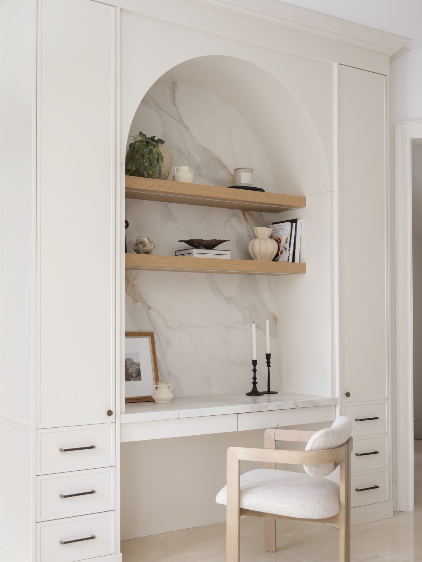 For this kitchen, our clients requested a workspace that was both practical and aesthetically pleasing. We achieved this with a beautiful arch feature and a thoughtfully organized layout🍃
.
.
.
.
#jessicamendesdesign #coralgables #southmiami #coralg