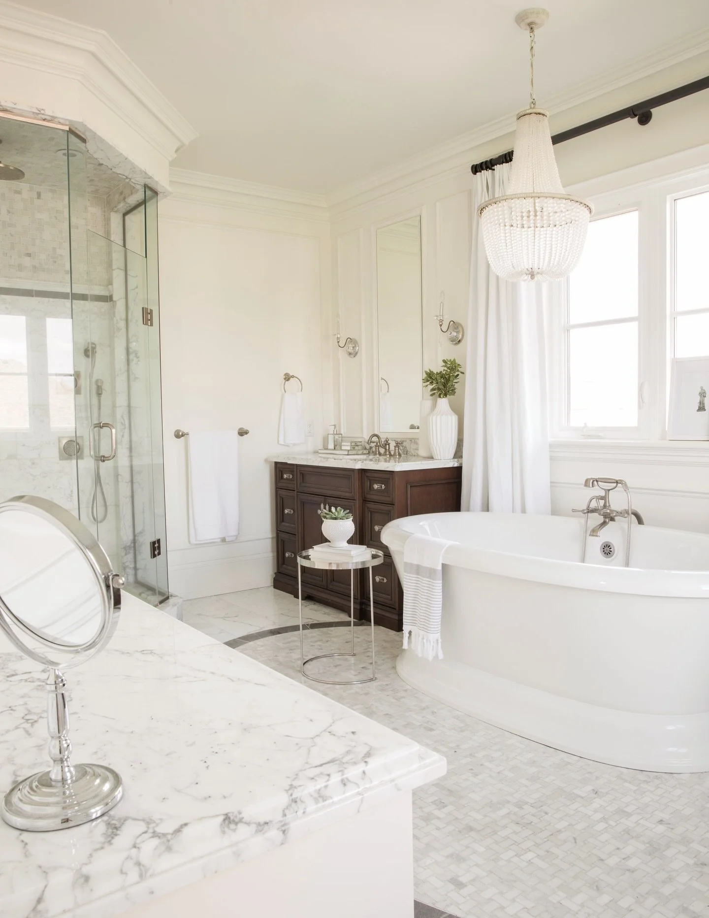 One of our first projects, still timeless and beautiful✨
.
.
.
.
#jessicamendesdesign #coralgableshomes #coralgablesdesign #southmiamidesign #miamiinteriordesigners