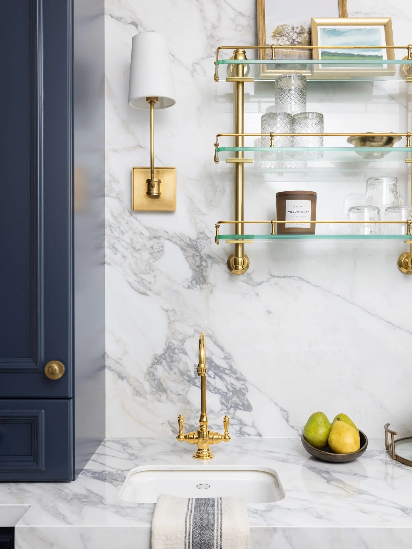 We designed this beautiful second level wet bar to offer a convenient spot for cocktails and snacks🍸 A perfect addition to an empty landing or beside a home theatre🤎
.
.
.
.
#jessicamendesdesign #coralgableshomes #coralgablesliving #coralgablesdesi