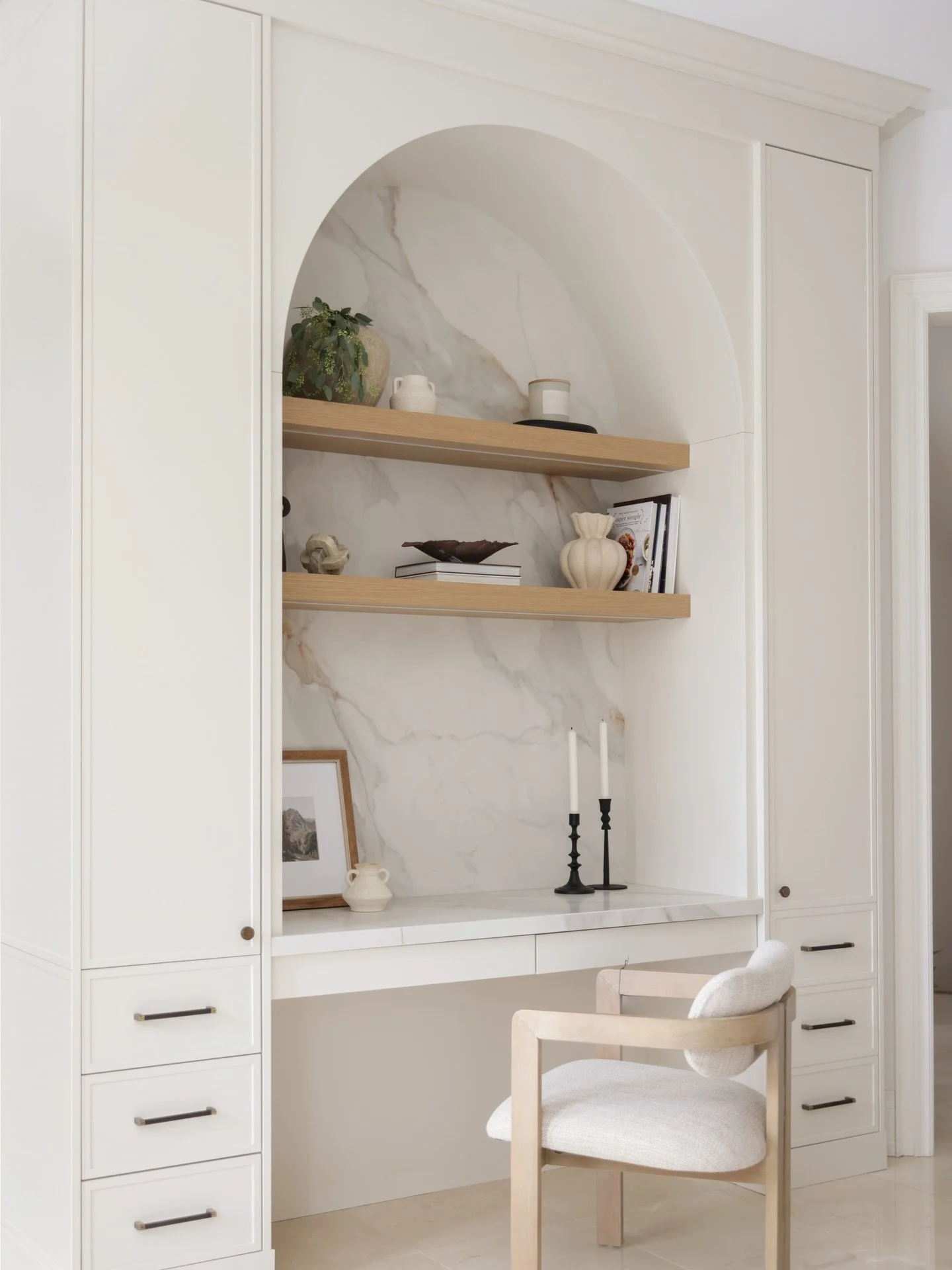For this kitchen, our clients requested a workspace that was both practical and aesthetically pleasing. We achieved this with a beautiful arch feature and a thoughtfully organized layout🍃
.
.
.
.
#jessicamendesdesign #coralgables #southmiami #coralg