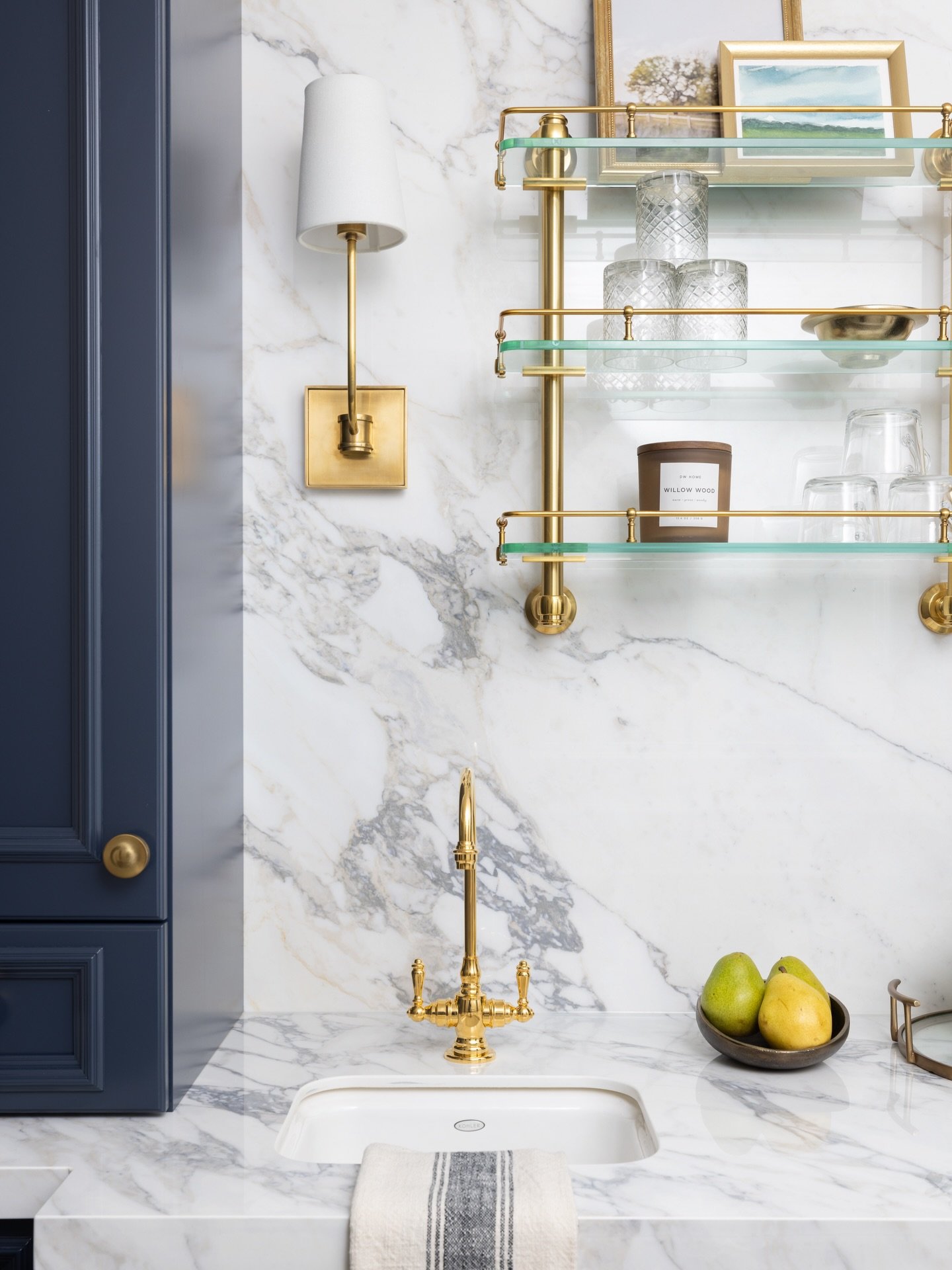 We designed this beautiful second level wet bar to offer a convenient spot for cocktails and snacks🍸 A perfect addition to an empty landing or beside a home theatre🤎
.
.
.
.
#jessicamendesdesign #coralgableshomes #coralgablesliving #coralgablesdesi
