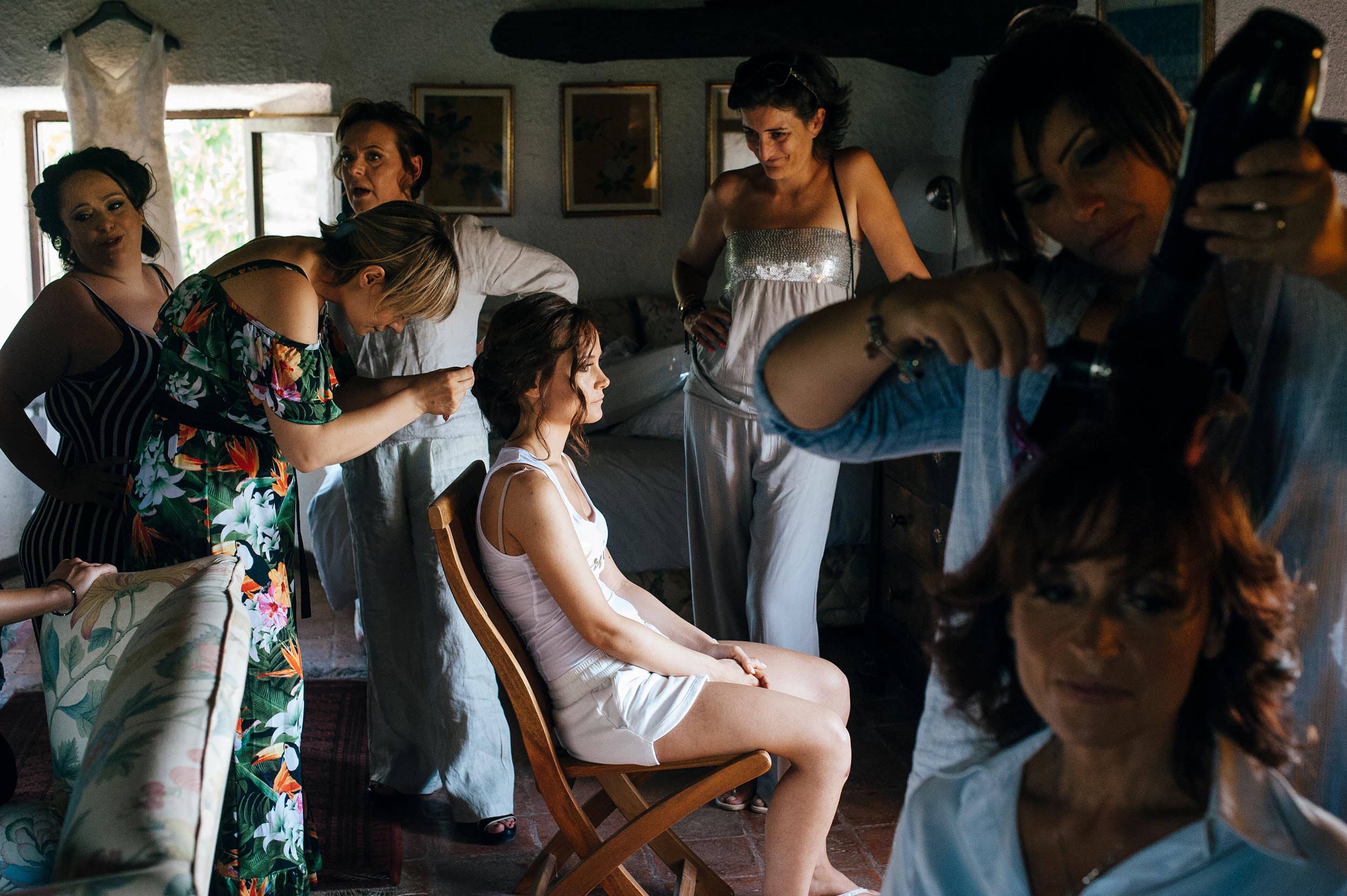 bride-getting-ready-with-many-people-castellina-de-miremont.jpg