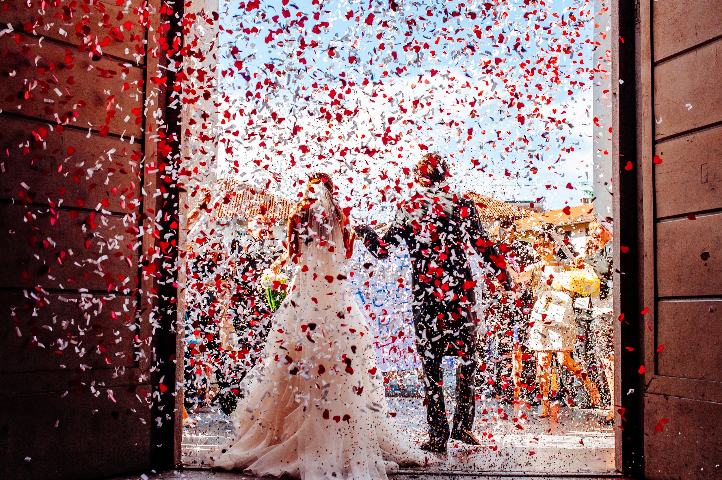 confetti-cannons-red-hearts-wedding-italy-church-exit.jpg