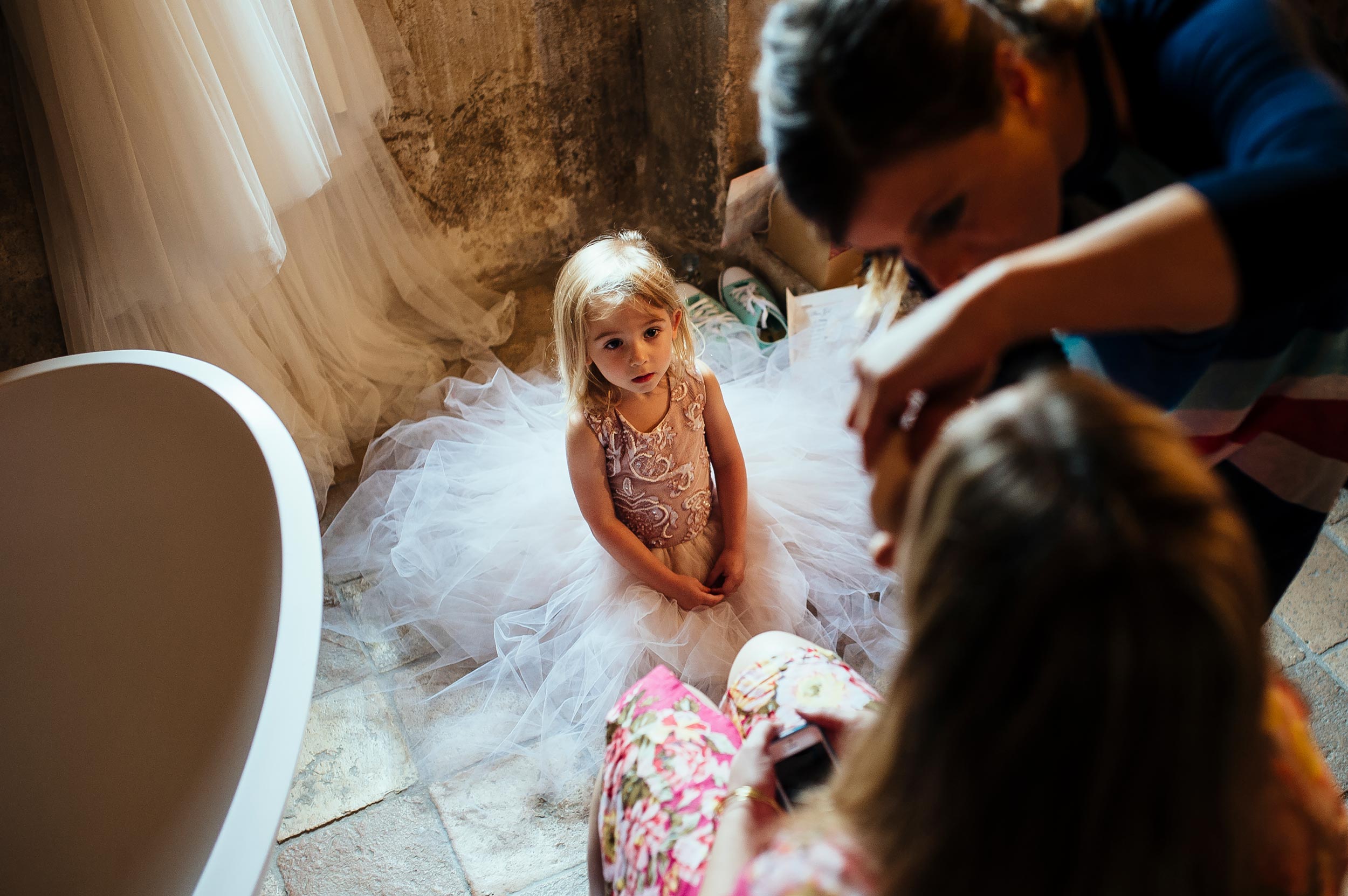 girl-looking-ad-the-bride-while-getting-ready-at-makeup-wedding-in-italy.jpg