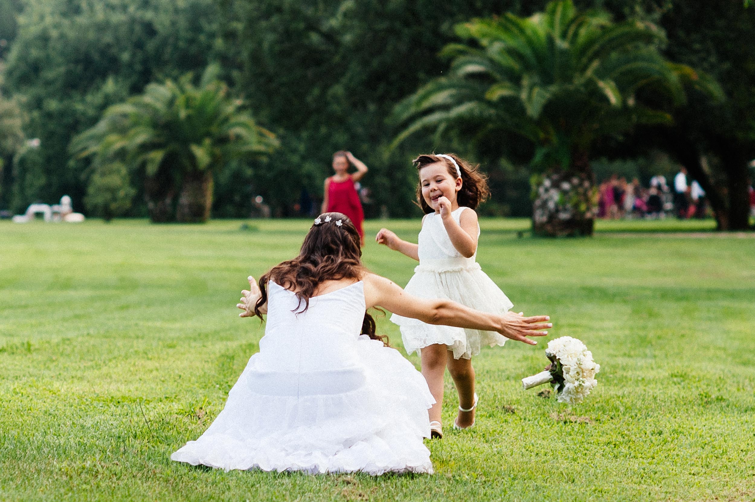 girl-runs-in-front-of-the-bride-and-she-drops-the-bouqut.jpg