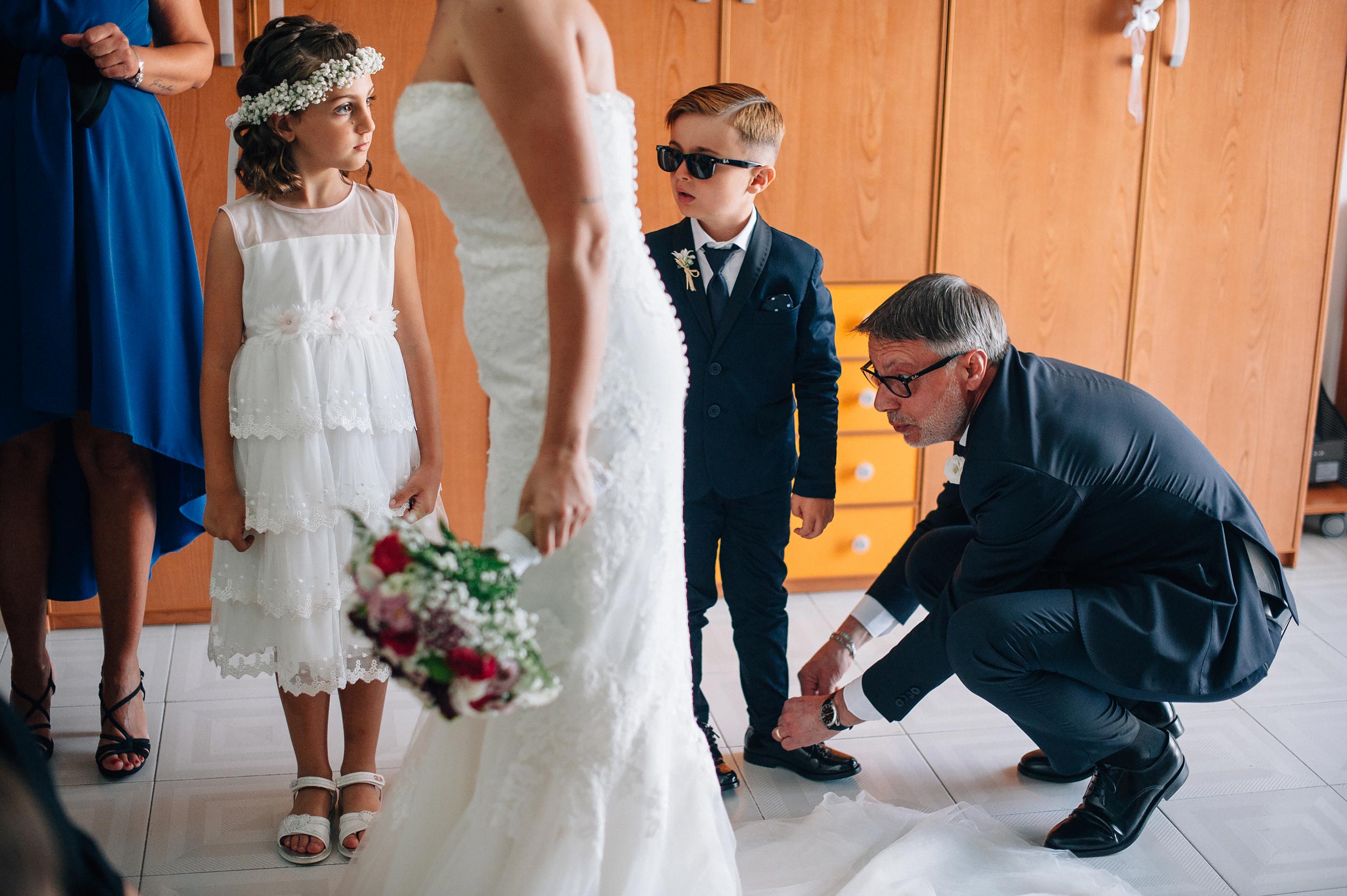 street-photography-wedding-in-naples-boy-and-girl-stare-at-the-bride-getting-ready.jpg