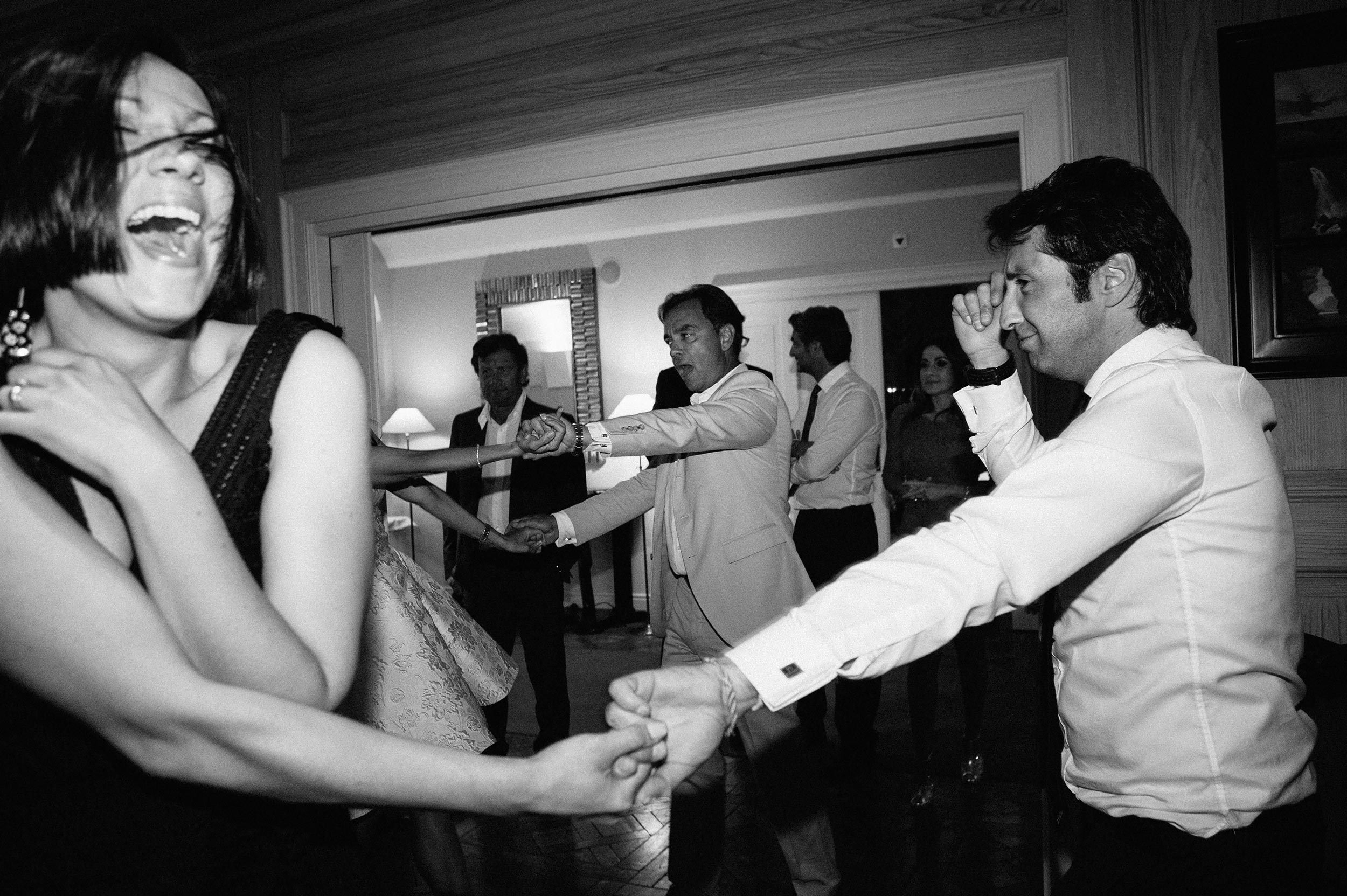 crazy-dancing-during-wedding-reception-switzerland-black-and-white-black-and-white-wedding-photography.jpg
