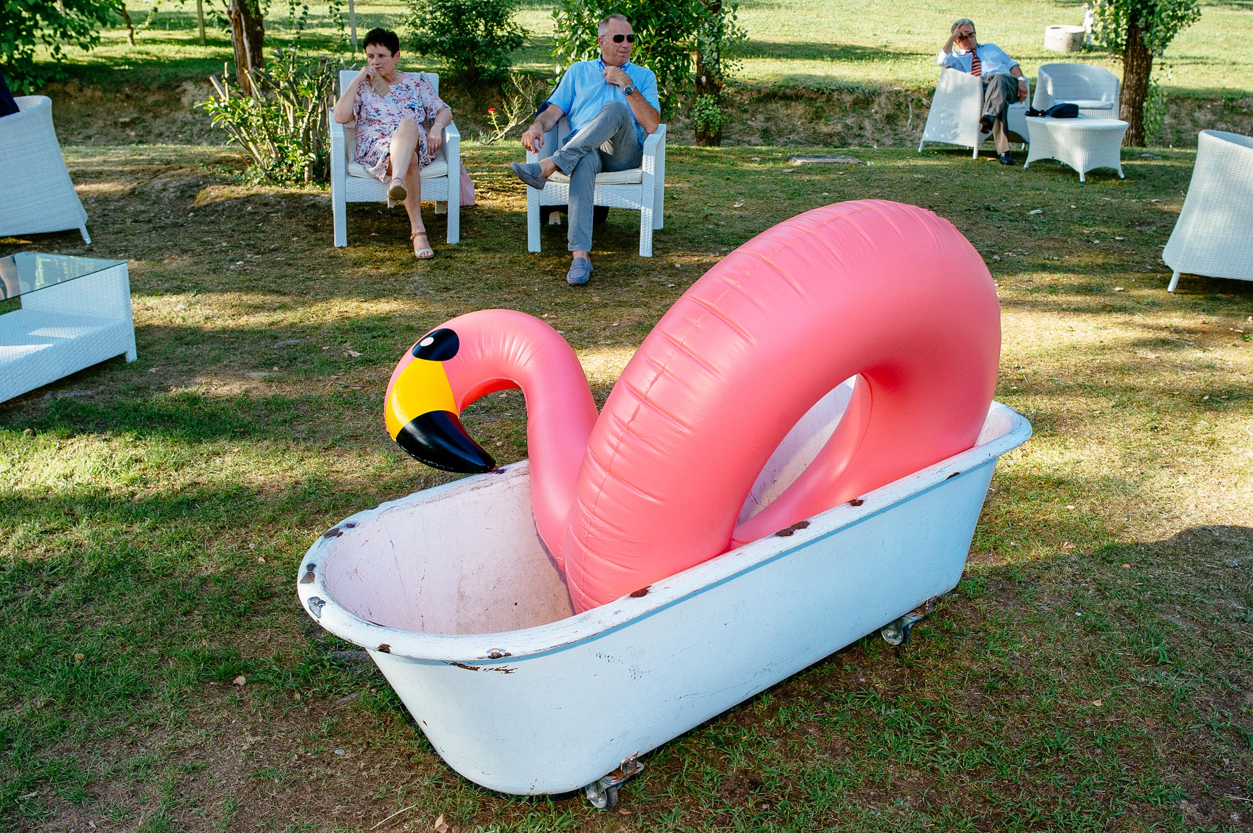 pink-flamingo-sitting-in-a-bathtub-on-the-grass-during-wedding-reception-italy.jpg