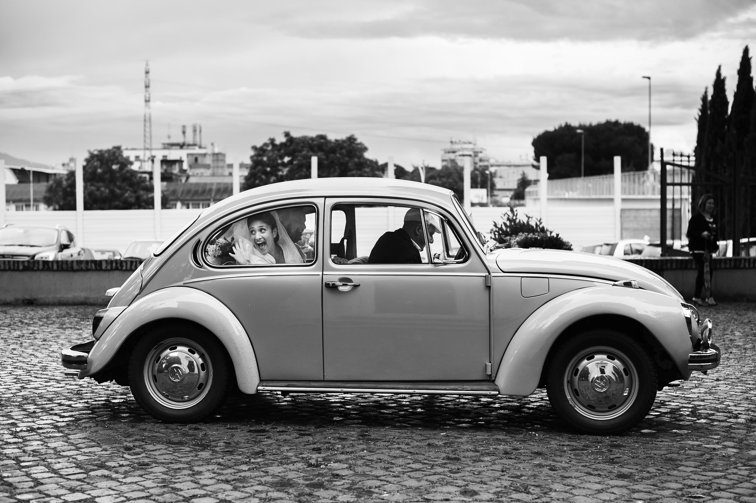 the-bride-arrives-in-old-volkswagen-beetle-italy-black-and-white-wedding-photography.jpg