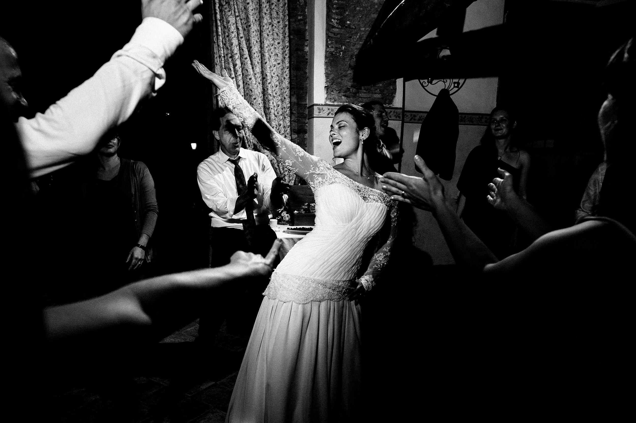 the-bride-dancing-at-night-wedding-in-rome-black-and-white-wedding-photography.jpg