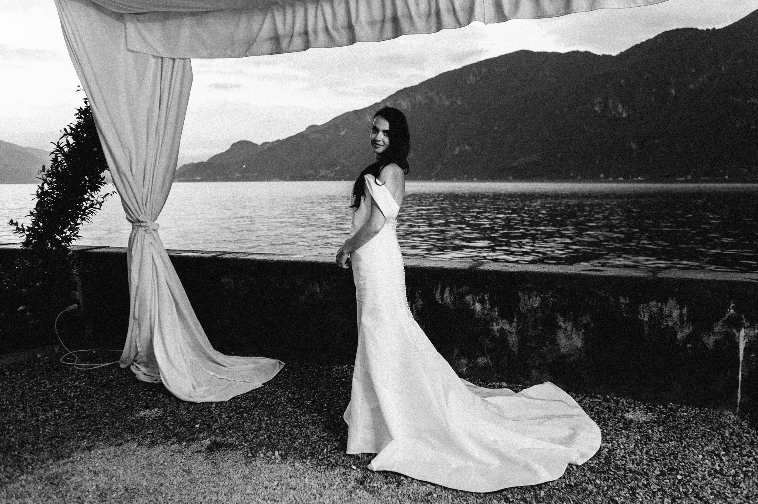 portrait-of-the-bride-and-curtain-lake-como-black-and-white-wedding-photography.jpg
