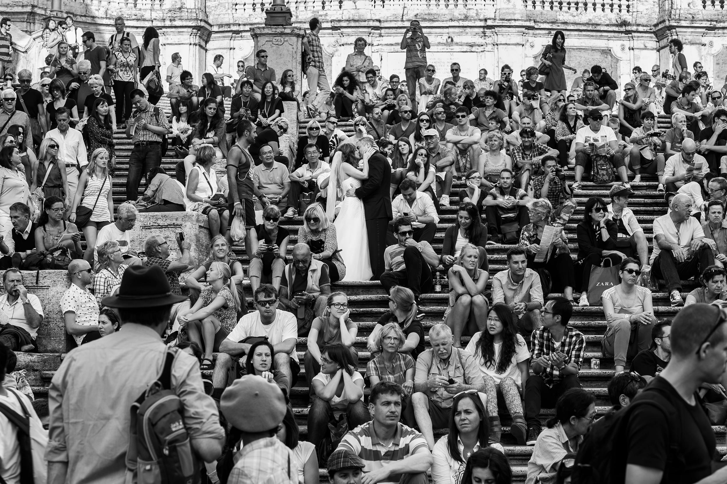 rome-spanish-steps-kiss-among-the-crowd-black-and-white-wedding-photography.jpg