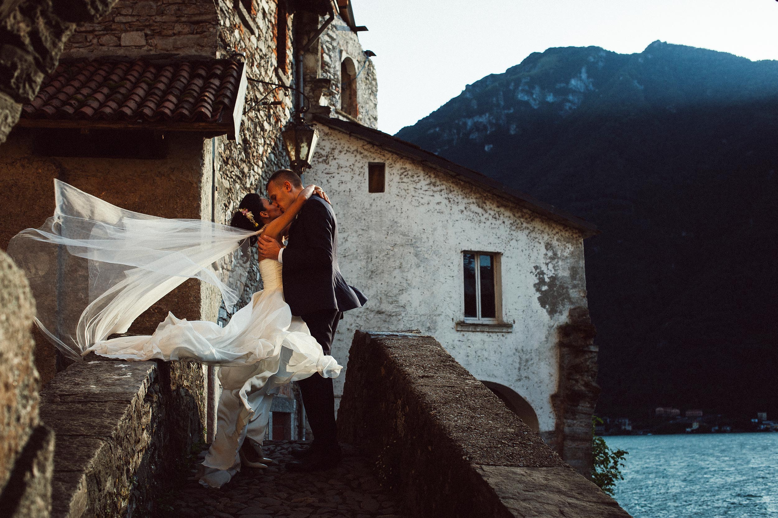 beautiful-kiss-in-lake-como-windy-sunset-on-a-bridge.jpg