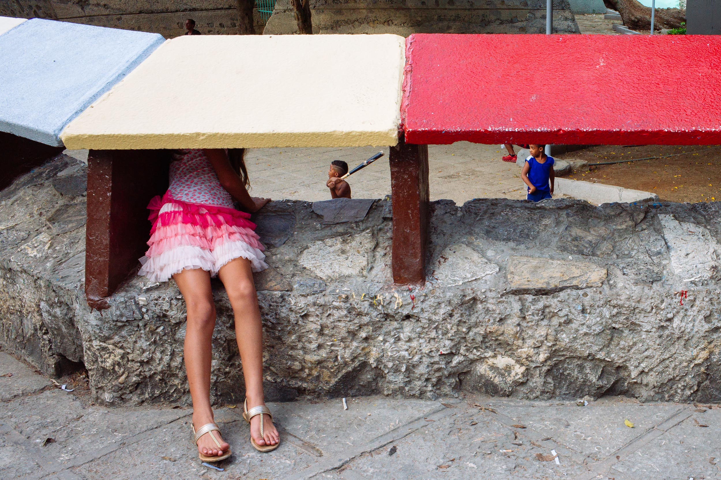 La-Habana-2016-girl-watches-kids-playing-baseball-in-a-courtyard-street-photography-by-Alessandro-Avenali.jpg