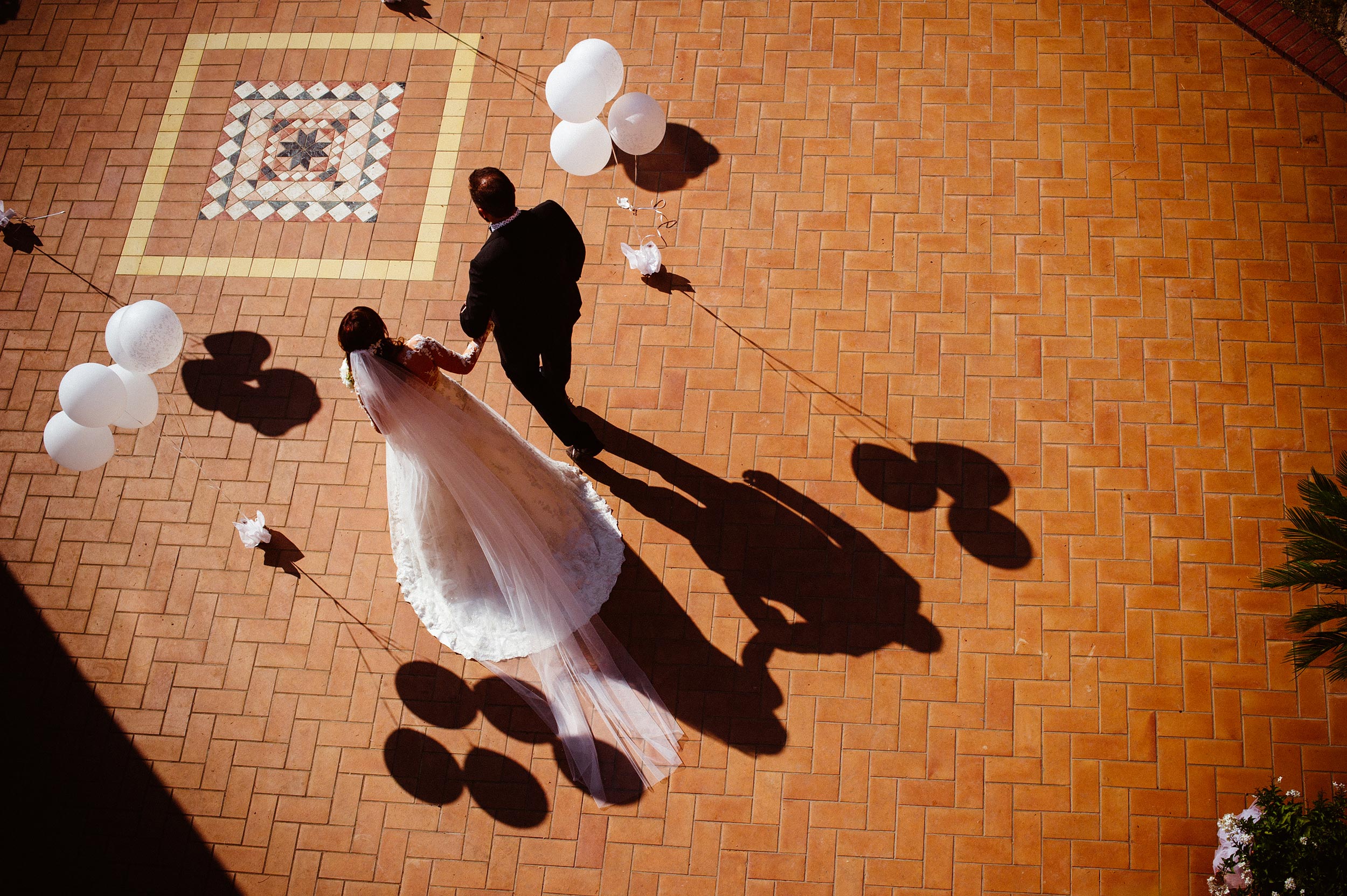 destination-wedding-photographer-italy-bride-and-dad-white-balloons.jpg
