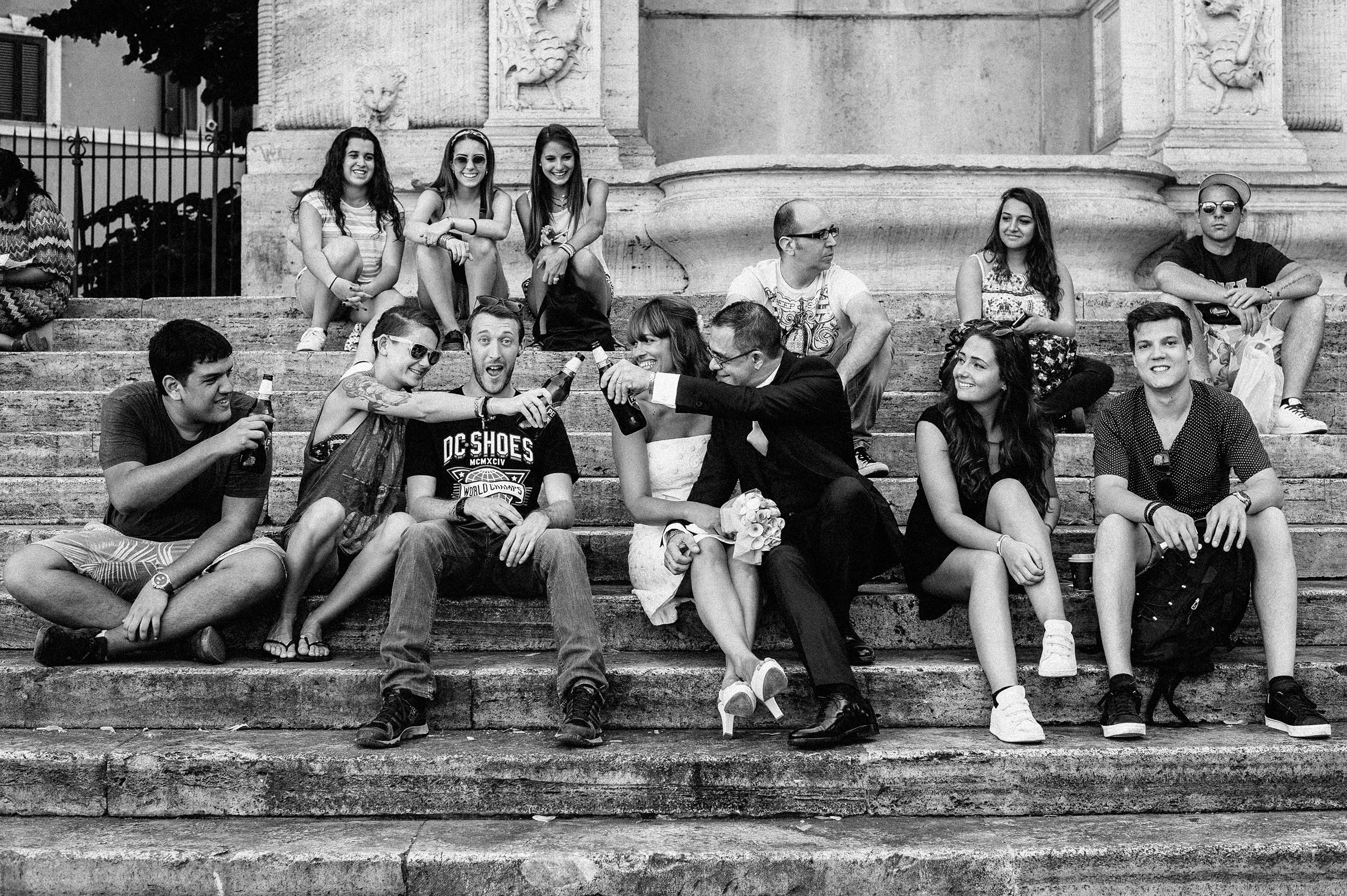 rome-piazza-trilussa-trastevere-black-and-white-documentary-wedding-photography-by-Alessandro-Avenali.jpg