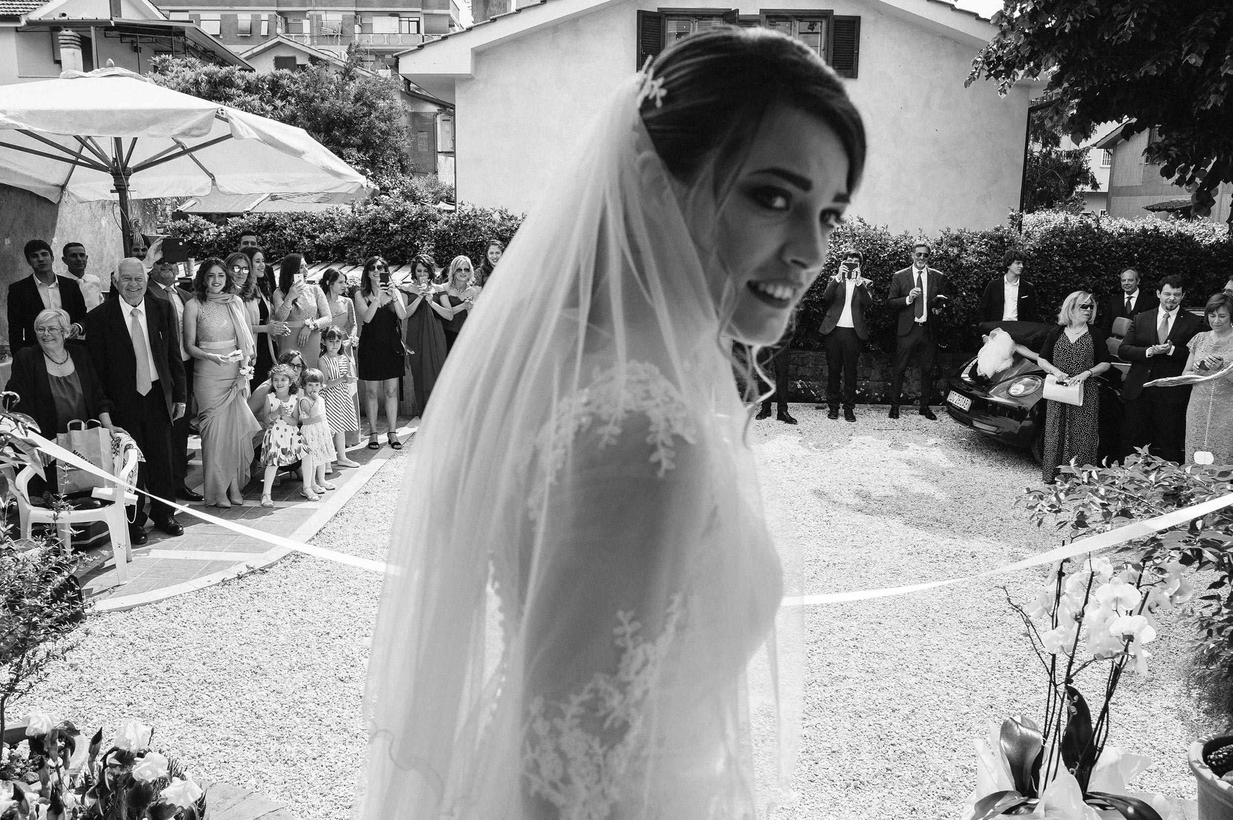 telling-stories-the-bride-black-and-white-candid-documentary-wedding-photography-by-Alessandro-Avenali.jpg