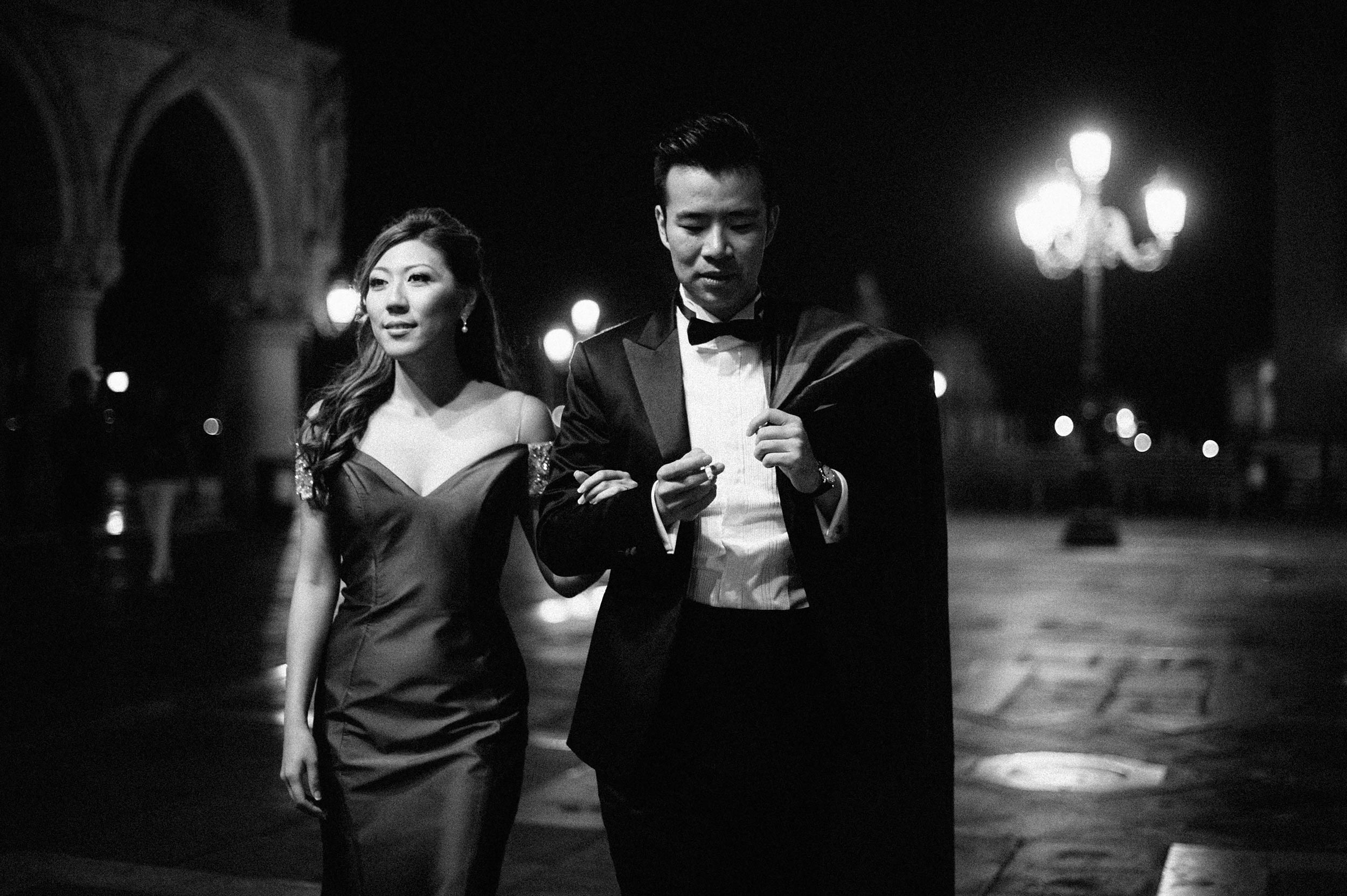 an-elegant-chinese-couple-in-piazza-san-marco-venice-black-and-white-wedding-photography.jpg