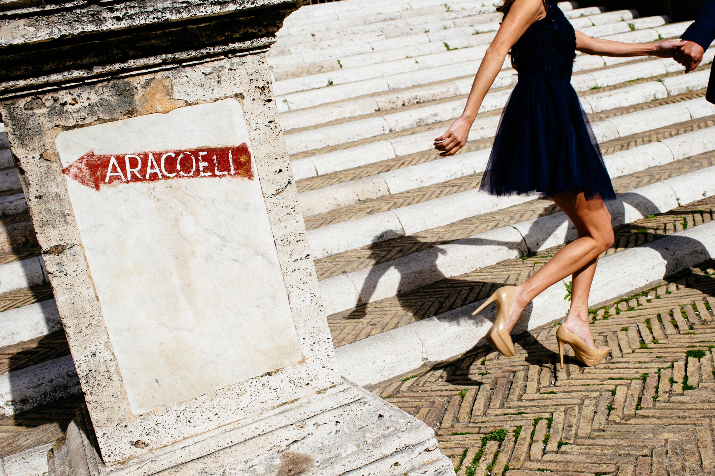engagement-in-rome-ara-coeli-couple-running-steps-alessandro-avenali.jpg