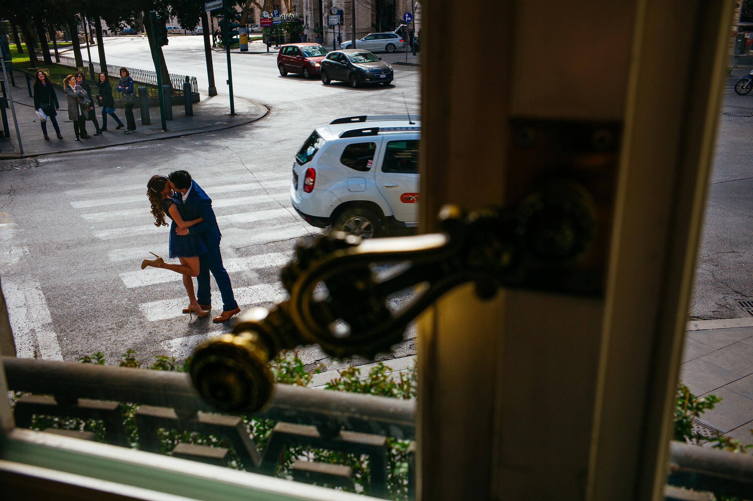 engagement-in-rome-couple-kissing-pedestrian-stripes-road.jpg