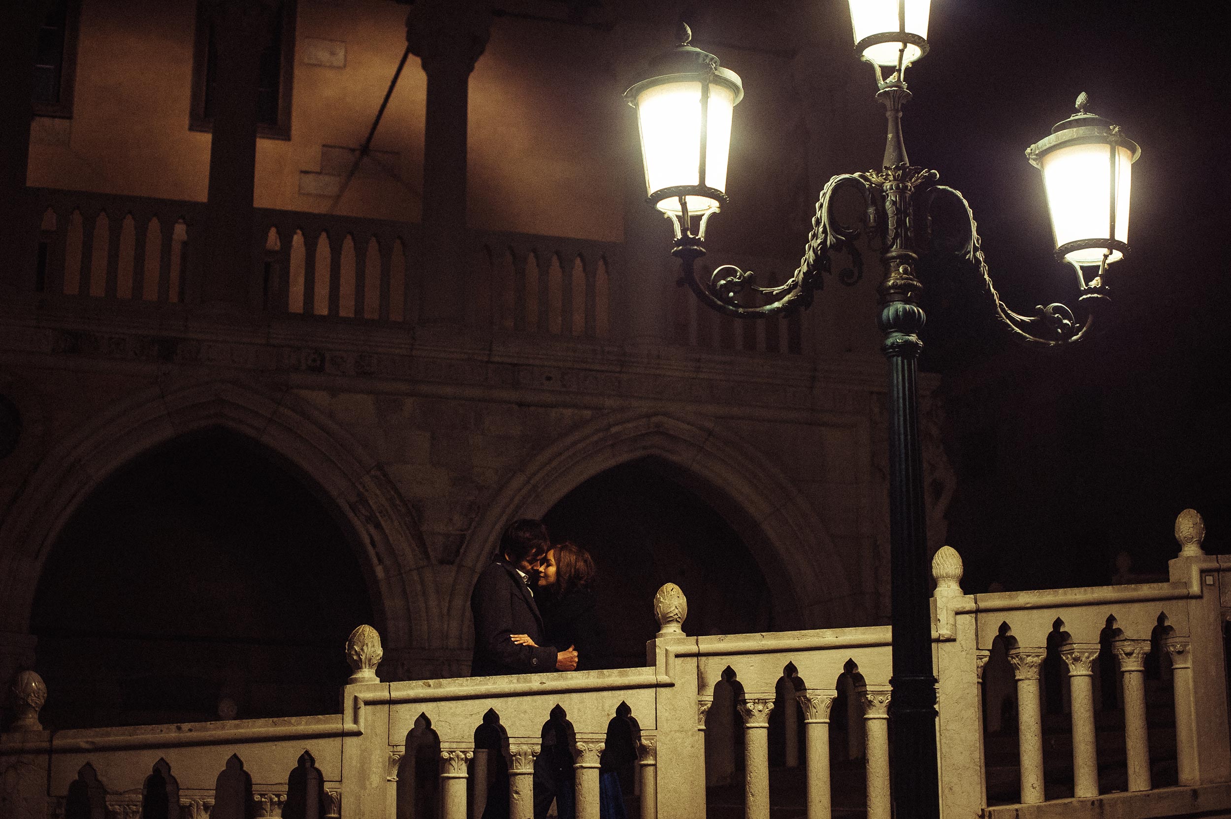 venice-love-portrait-at-night-under-a-public-lamp-winter-anniversary-honeymoon.jpg